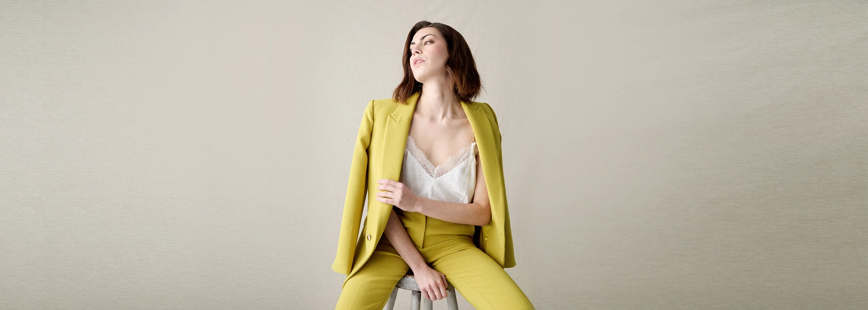 TRAJES DE CHAQUETA PARA BRILLAR CON LUZ PROPIA EN LOS EVENTOS VERANIEGOS