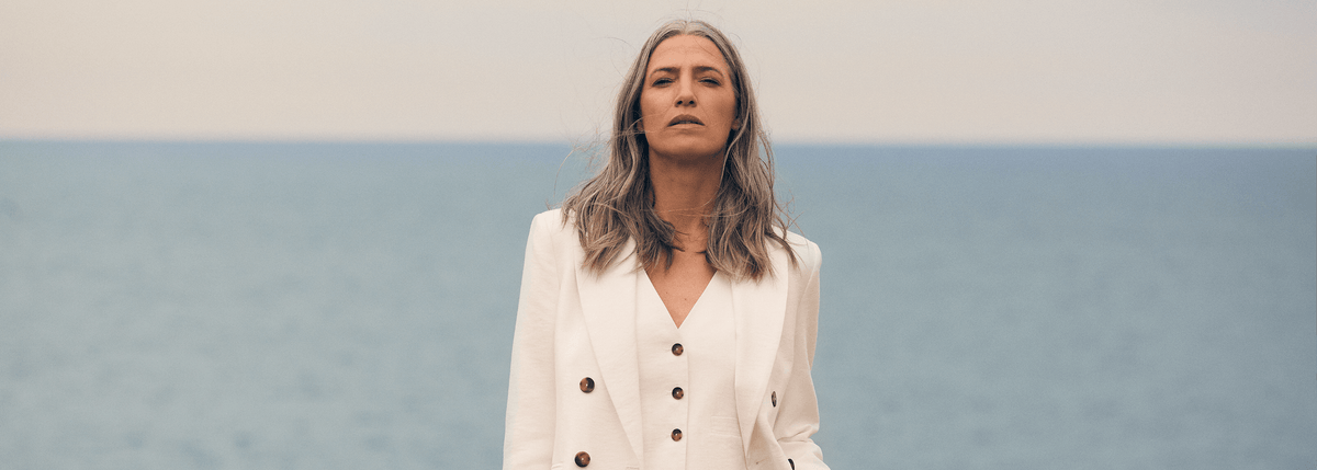 EL TRAJE DE TRES PIEZAS BLANCO PARA BRILLAR EN EVENTOS DE PRIMAVERA - Hannibal Laguna Collection