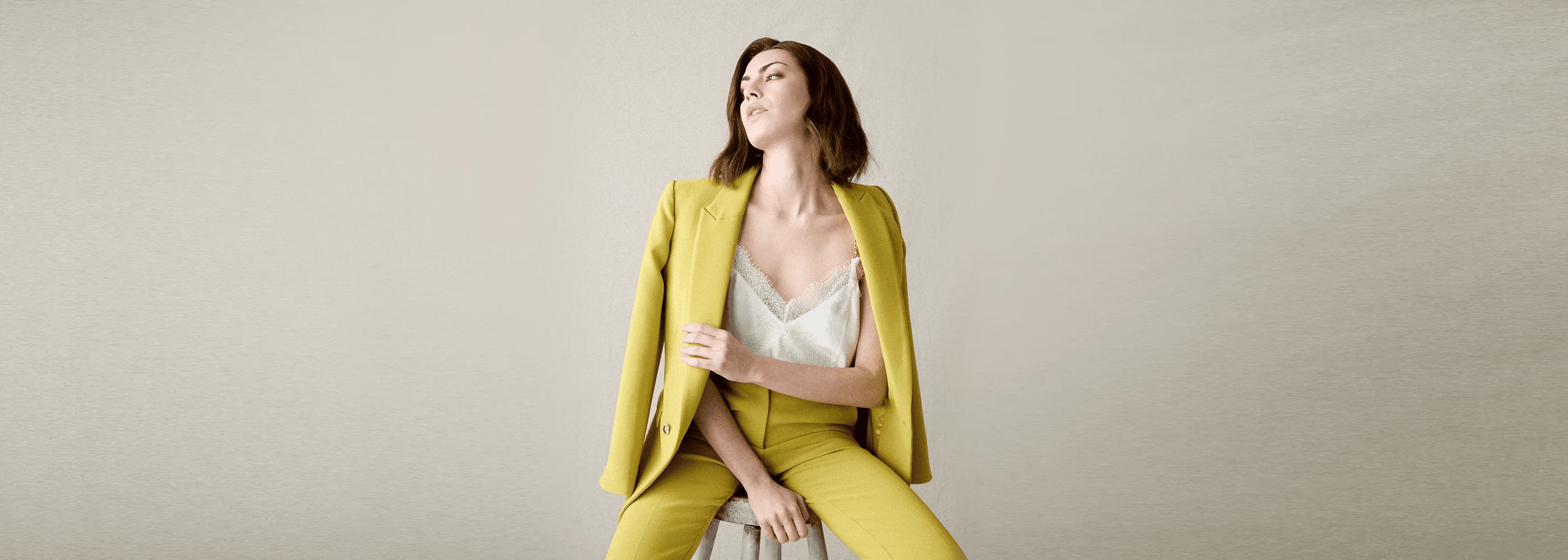 TRAJES DE CHAQUETA PARA BRILLAR CON LUZ PROPIA EN LOS EVENTOS VERANIEGOS - Hannibal Laguna Collection