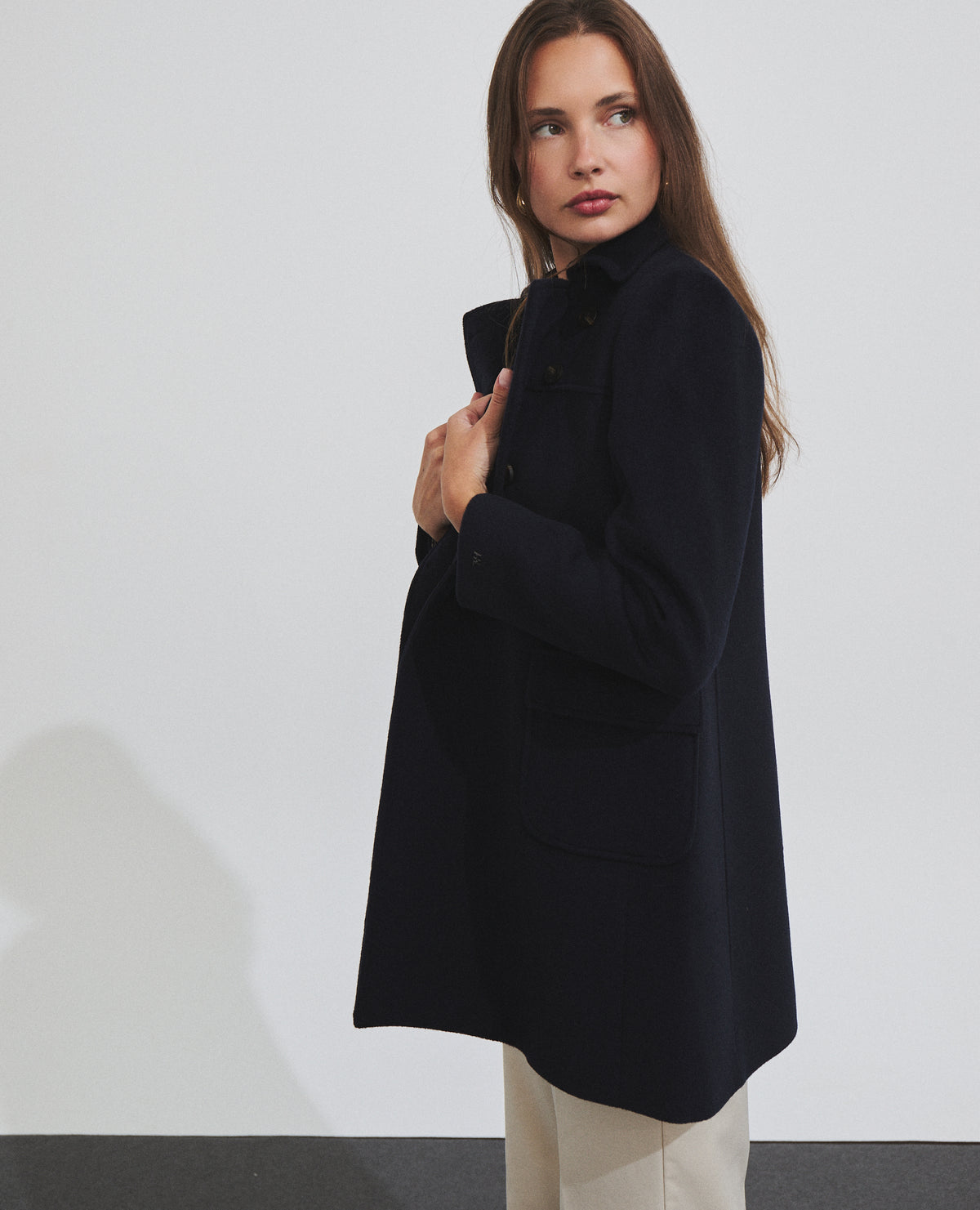 Abrigo midi de mujer cruzado con bolsillos de tapeta