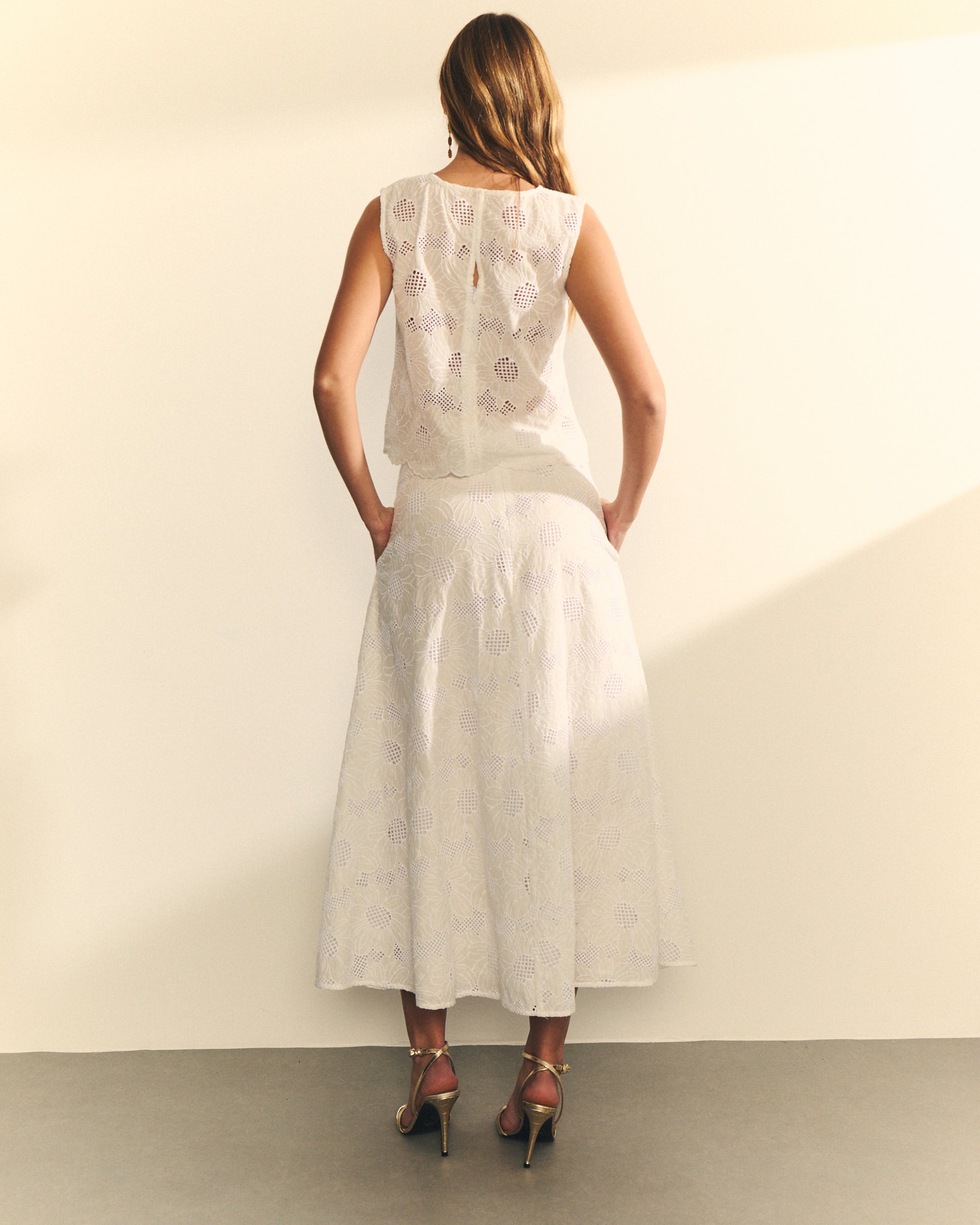 TOP SIN MANGAS BORDADO FLORAL