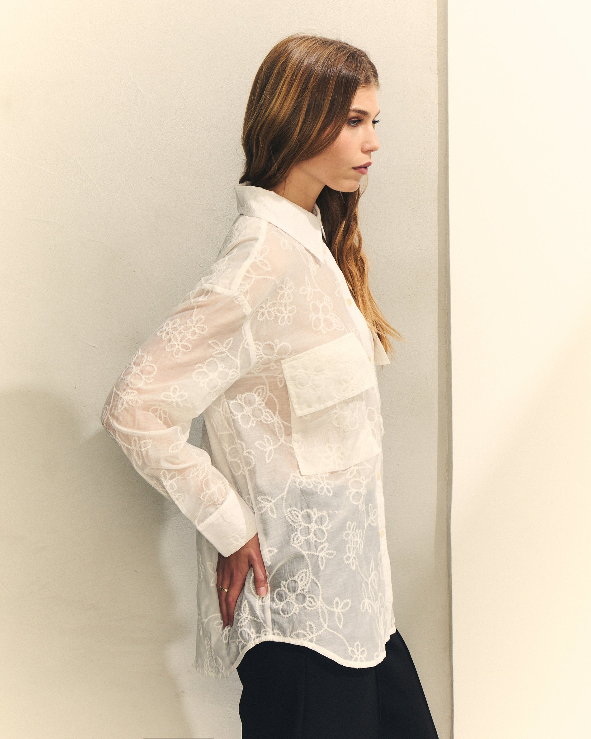 BLUSA MANGA COMPRIDA BOLSO BORDADO