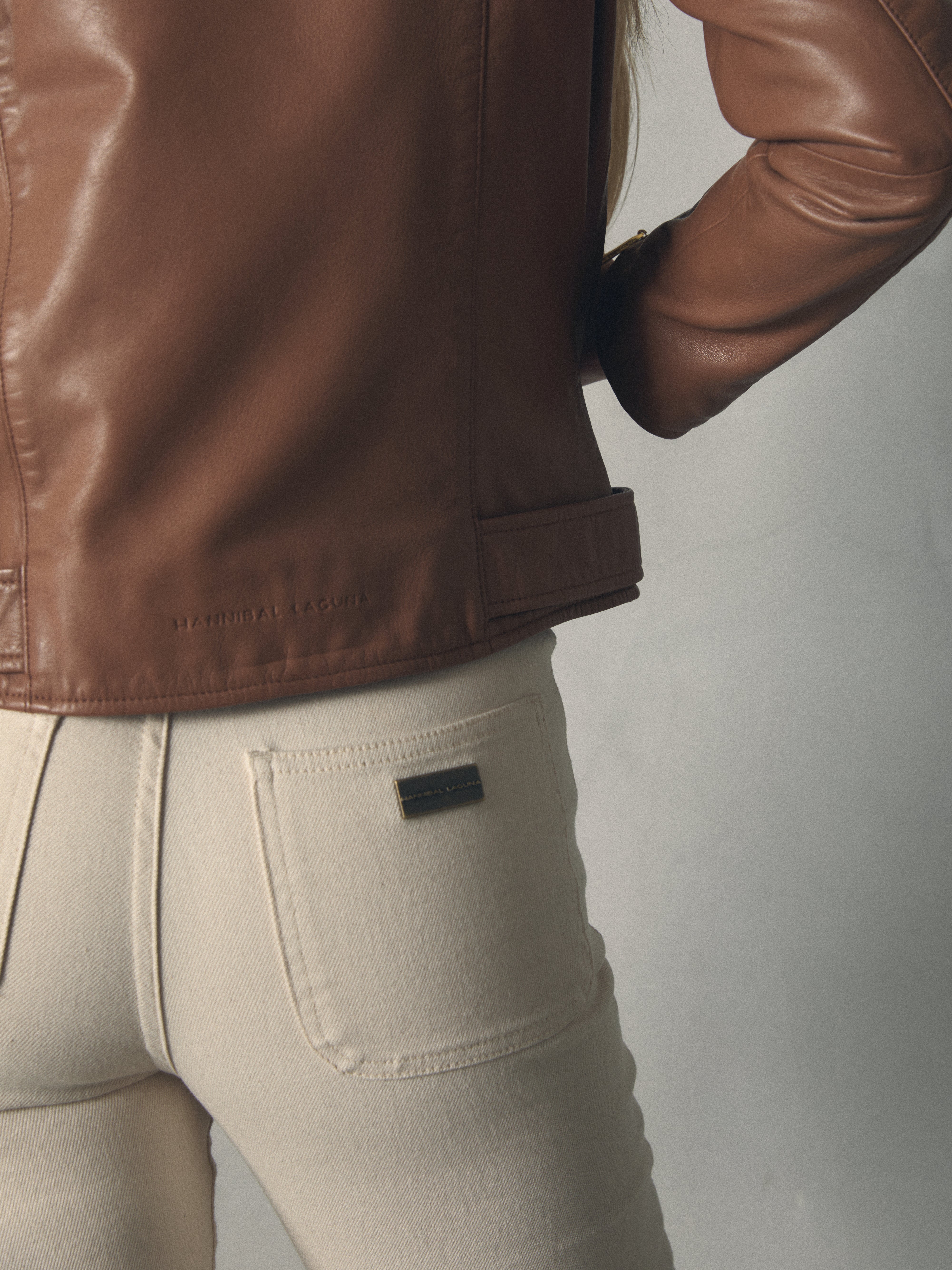 BIKER CLASICO CON CREMALLERAS PAVONADAS