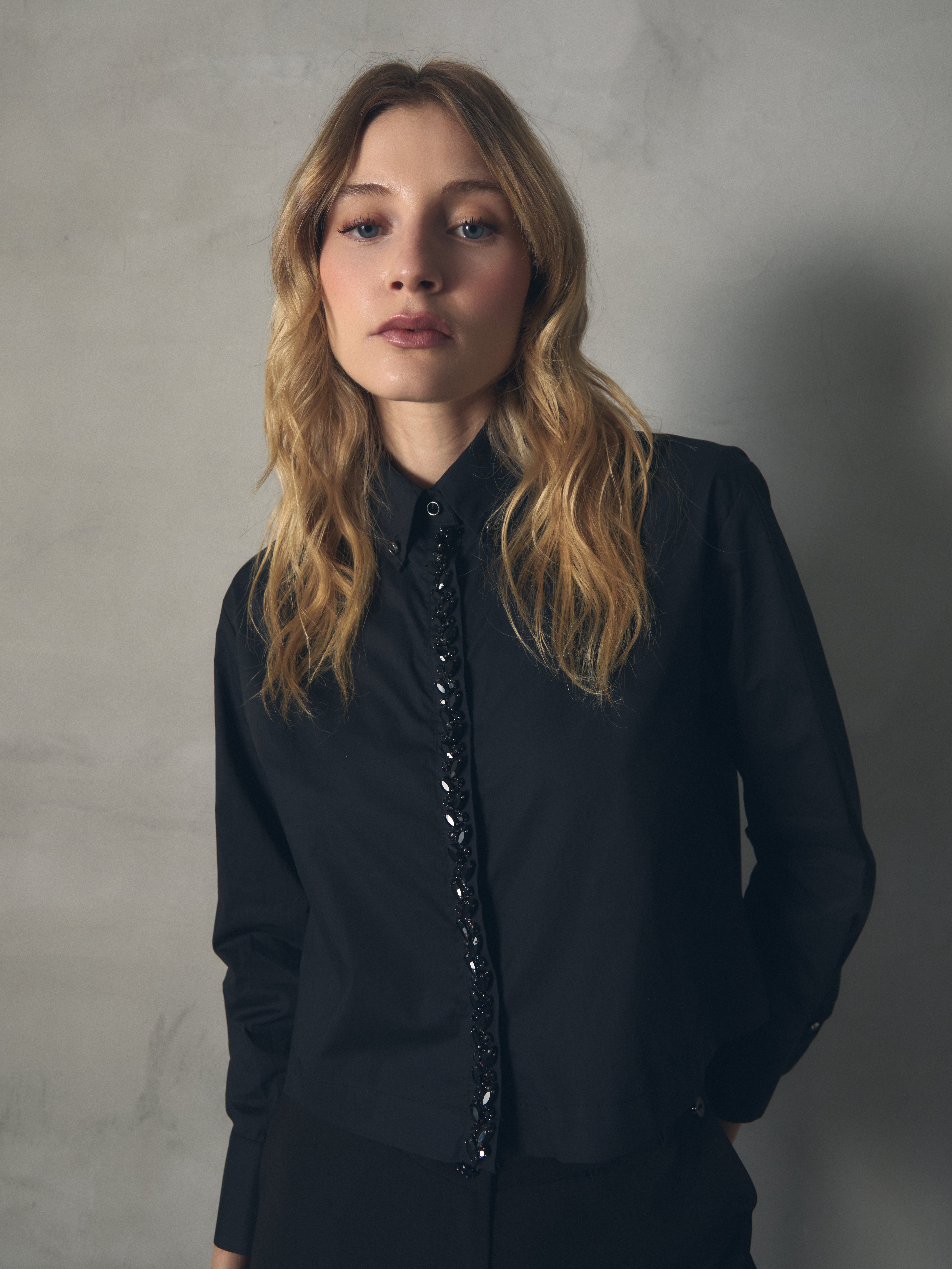 CAMISA DETALLE TAPETA