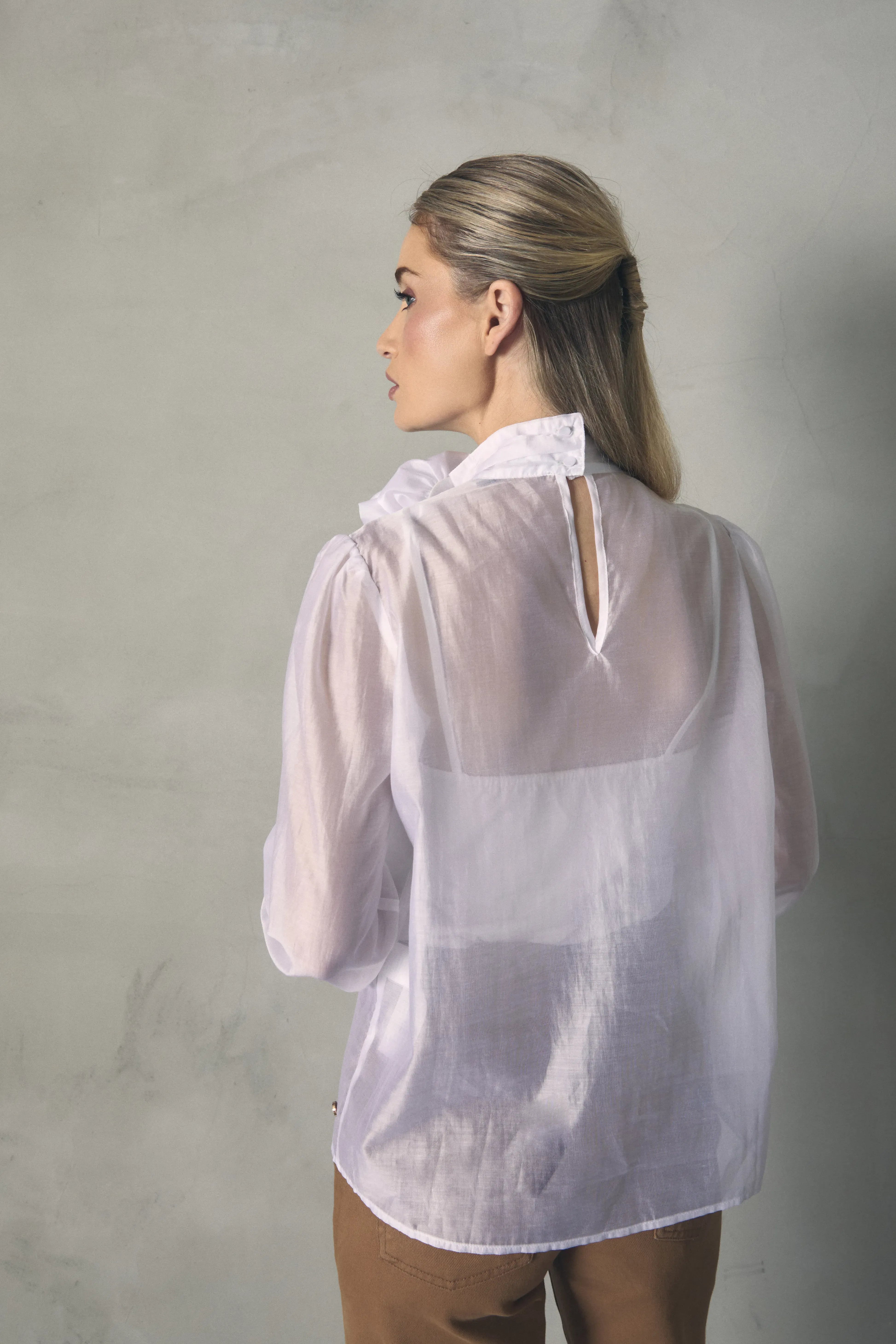 BLUSA LAZO CUELLO CON DETALLE FLOR