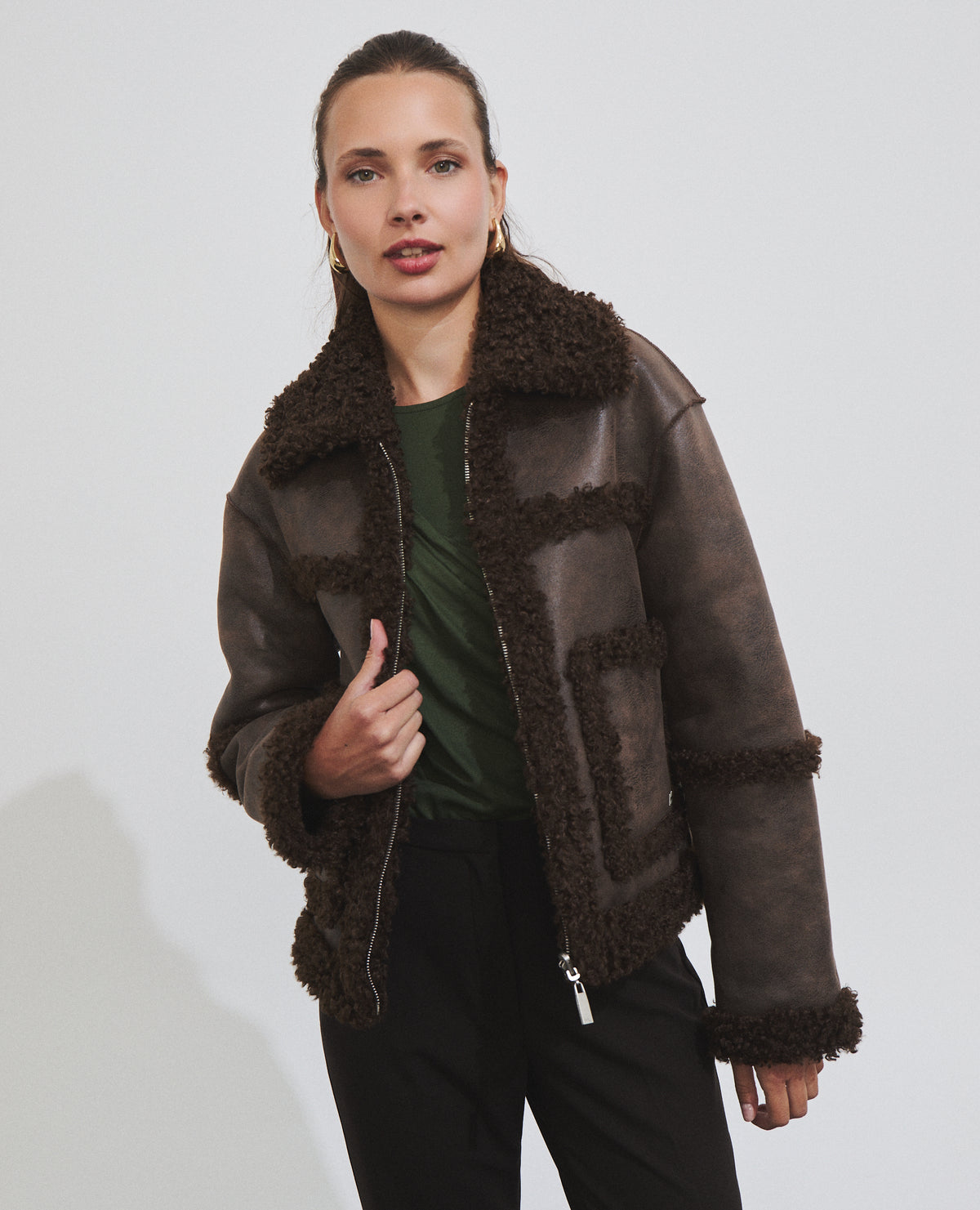 Veste courte réversible effet fourrure avec poches plaquées