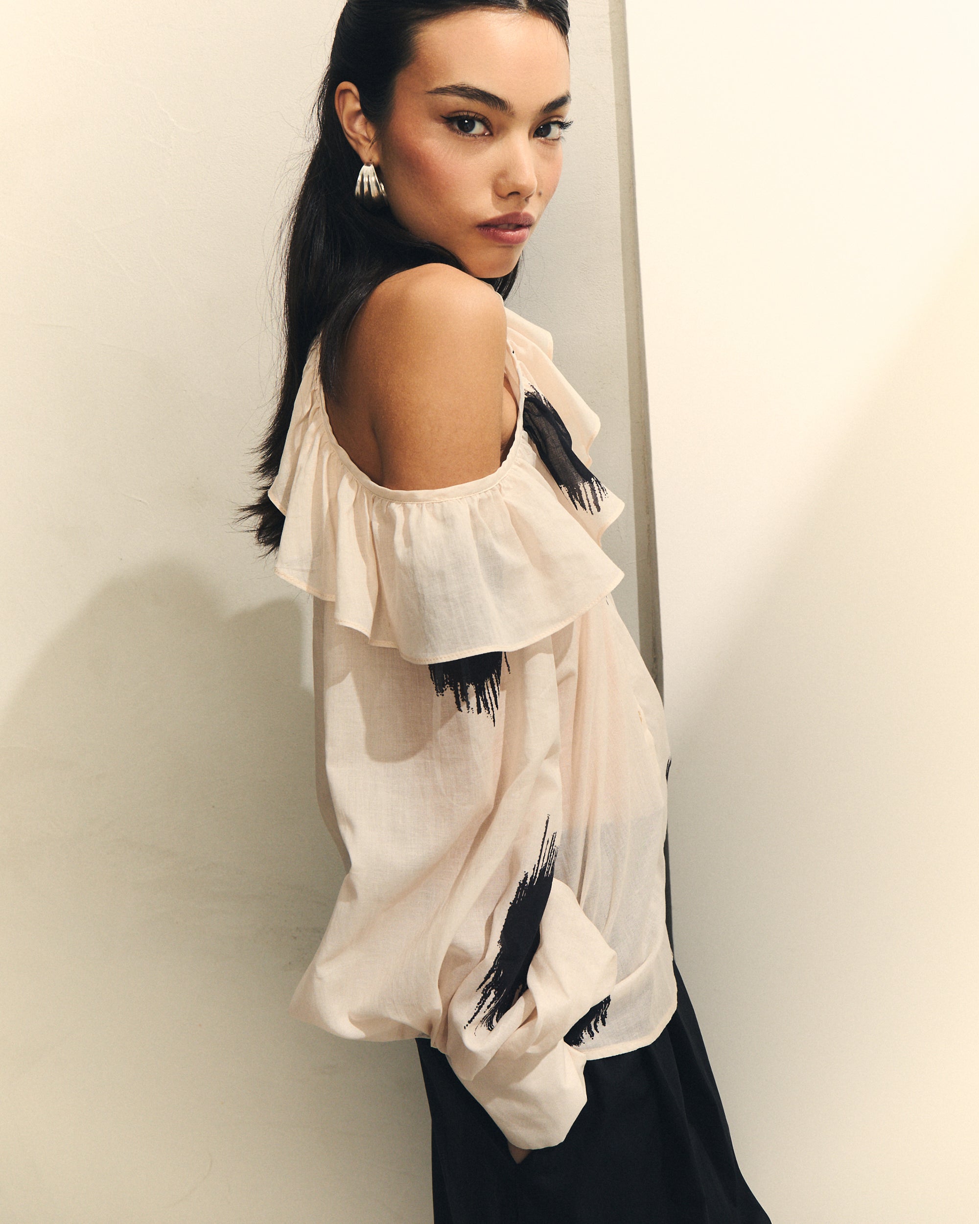 Blusa lunares beige para garden party y look día elevado — Hannibal Laguna Collection