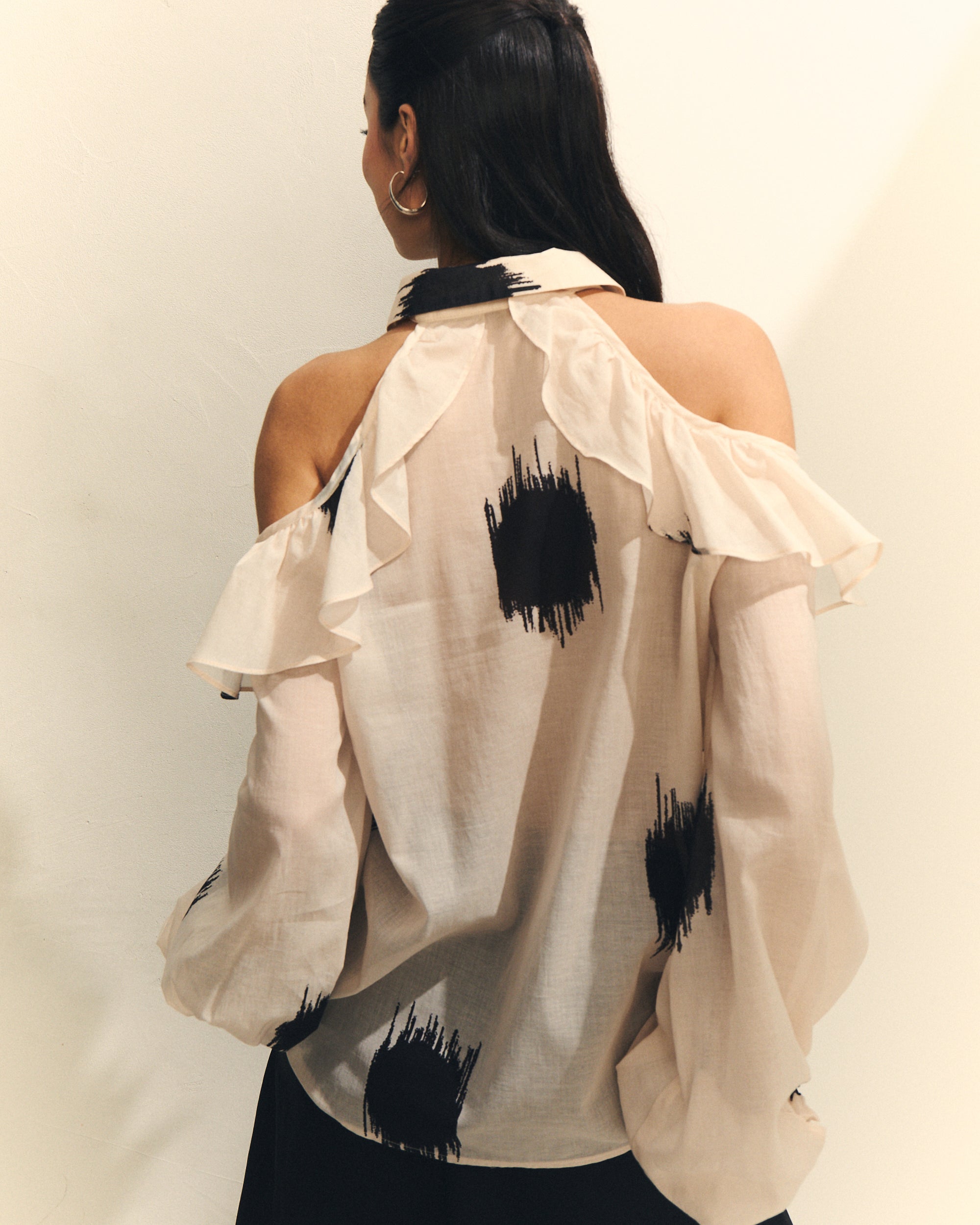 Blusa beige hombros al aire manga larga abullonada puño — Hannibal Laguna SS26
