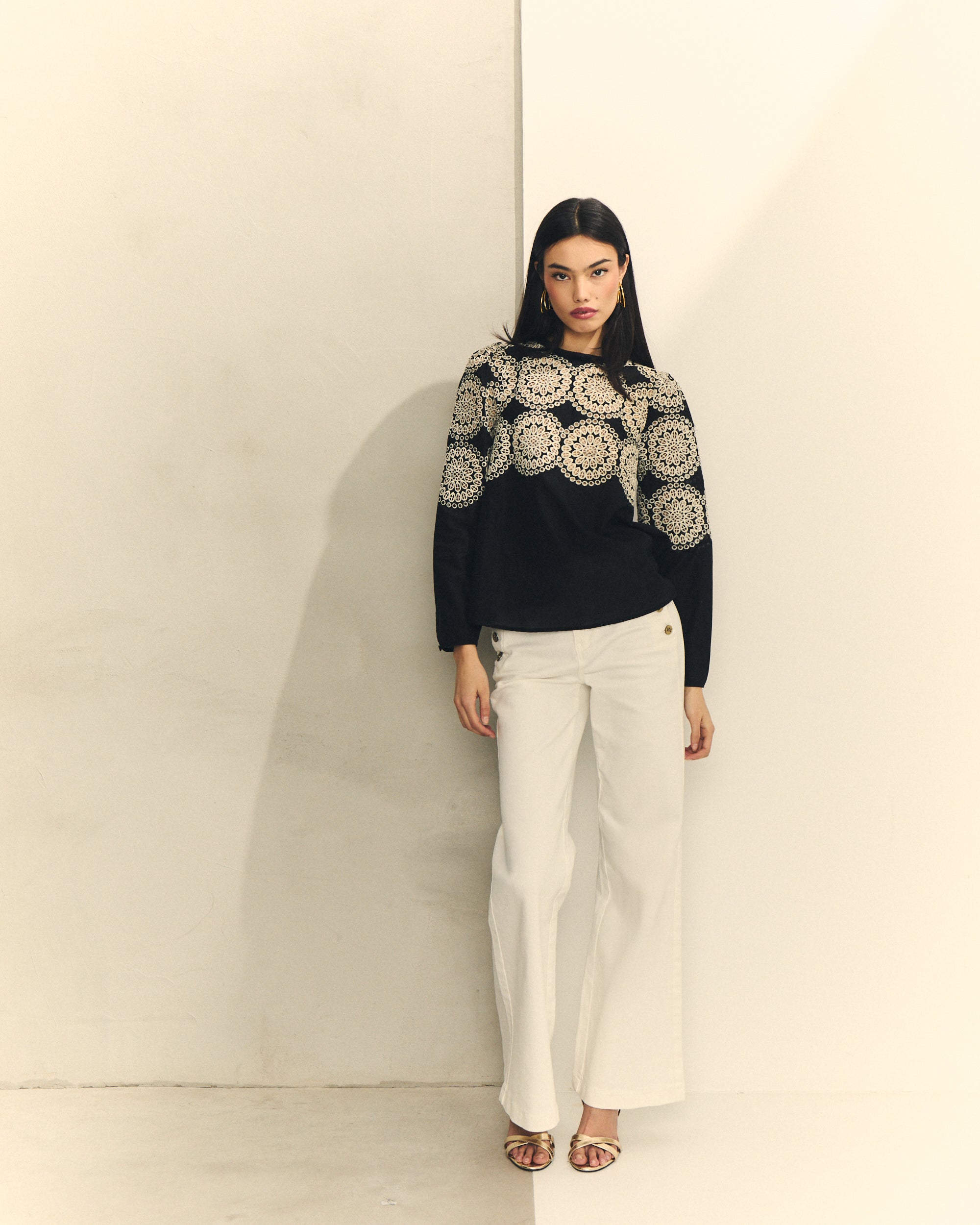 Detalle bordado calado artesanal hombros camisa negra — sutileza editorial Hannibal Laguna