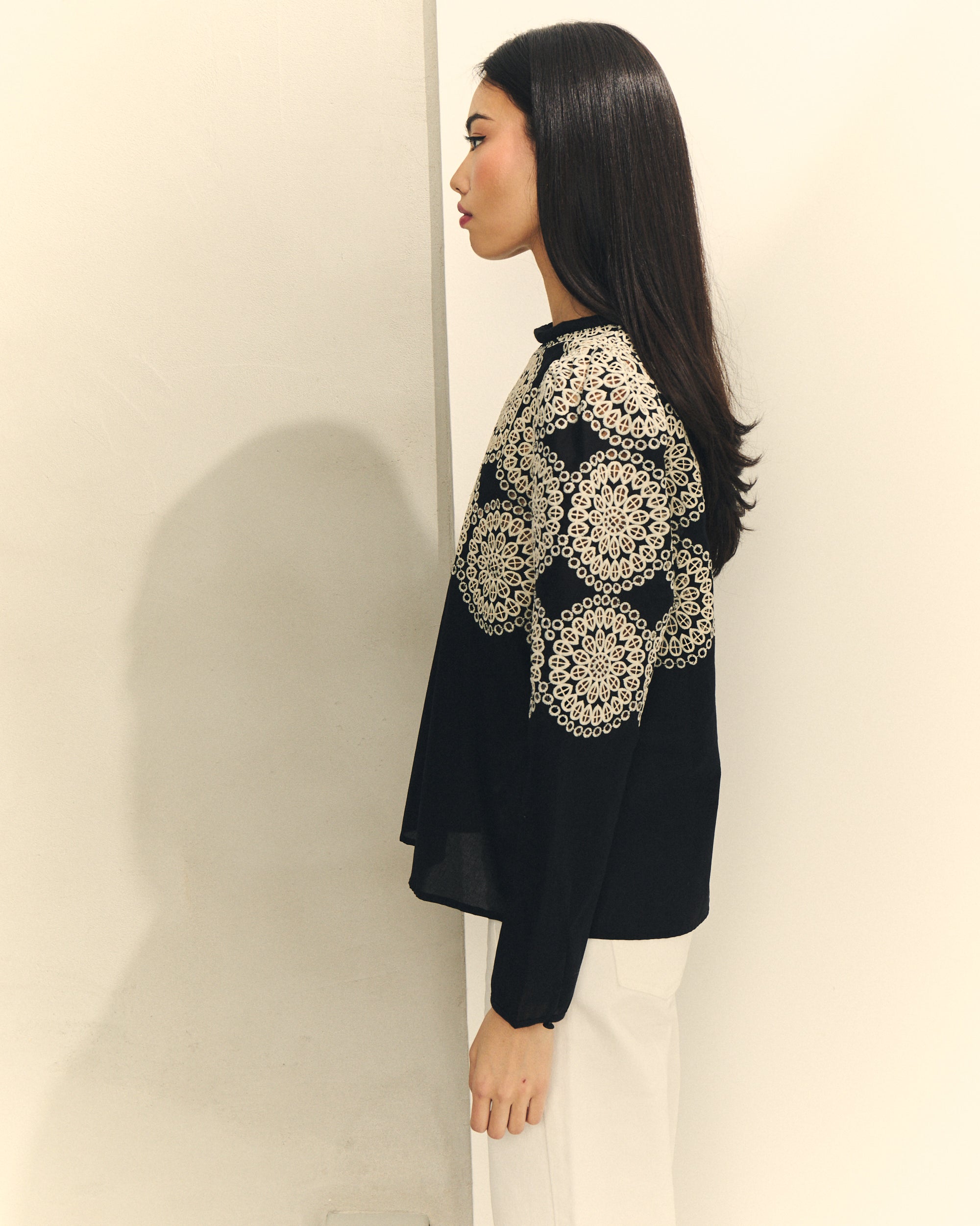 Camisa negra con calados crudo espalda lazo decorativo — Hannibal Laguna Collection