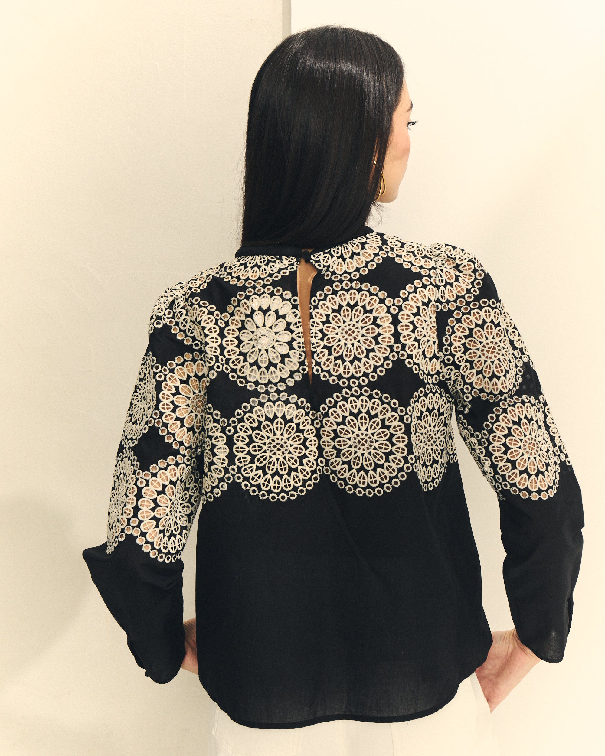 Blusa bordada calado bicolor cocktail editorial — Hannibal Laguna SS26