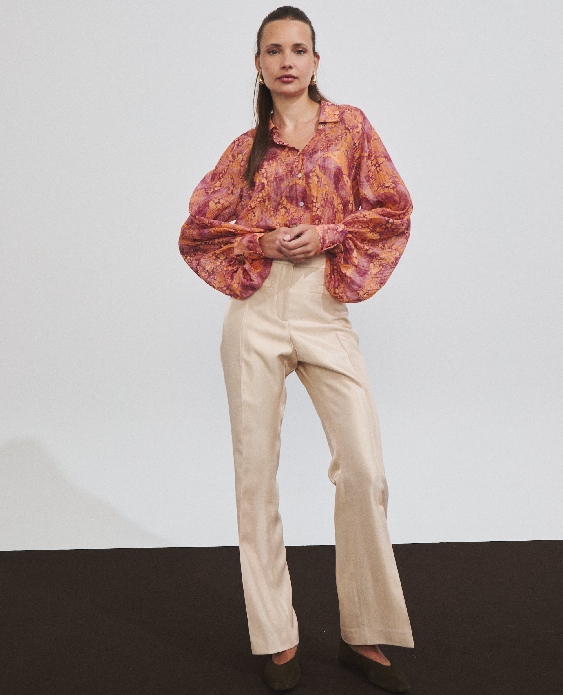 Camisa con estampado abstracto de Hannibal Laguna — look completo