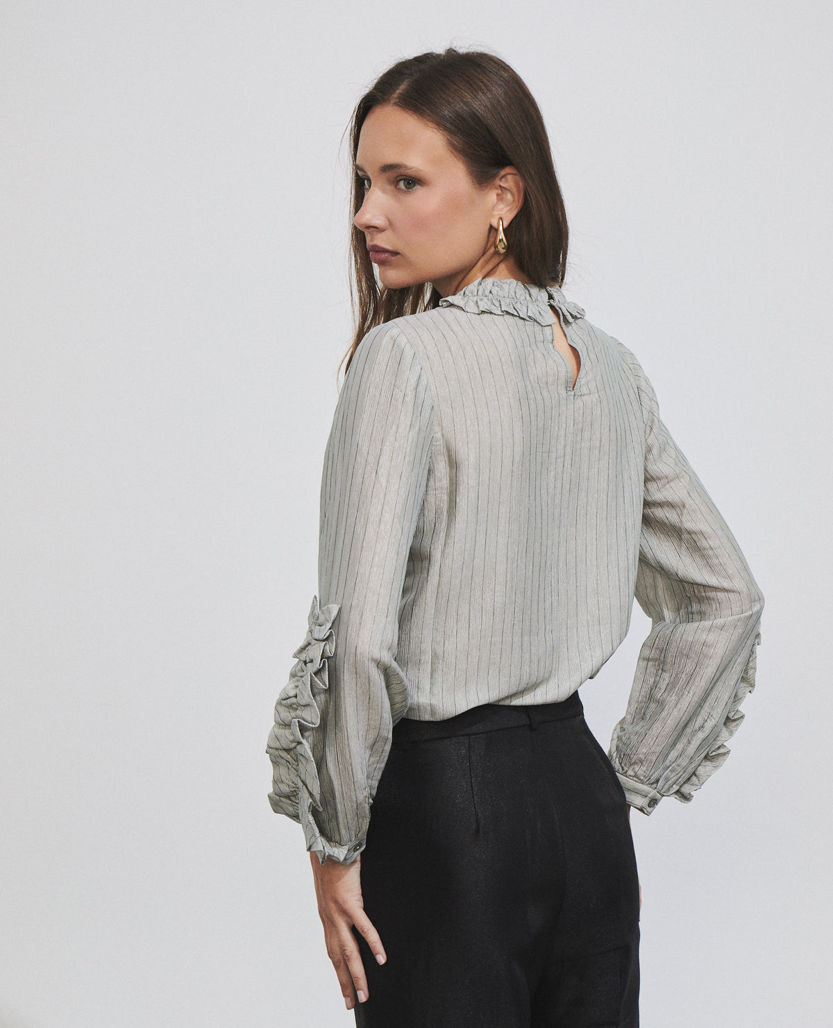 Blusa de mujer con volantes y mangas abullonadas