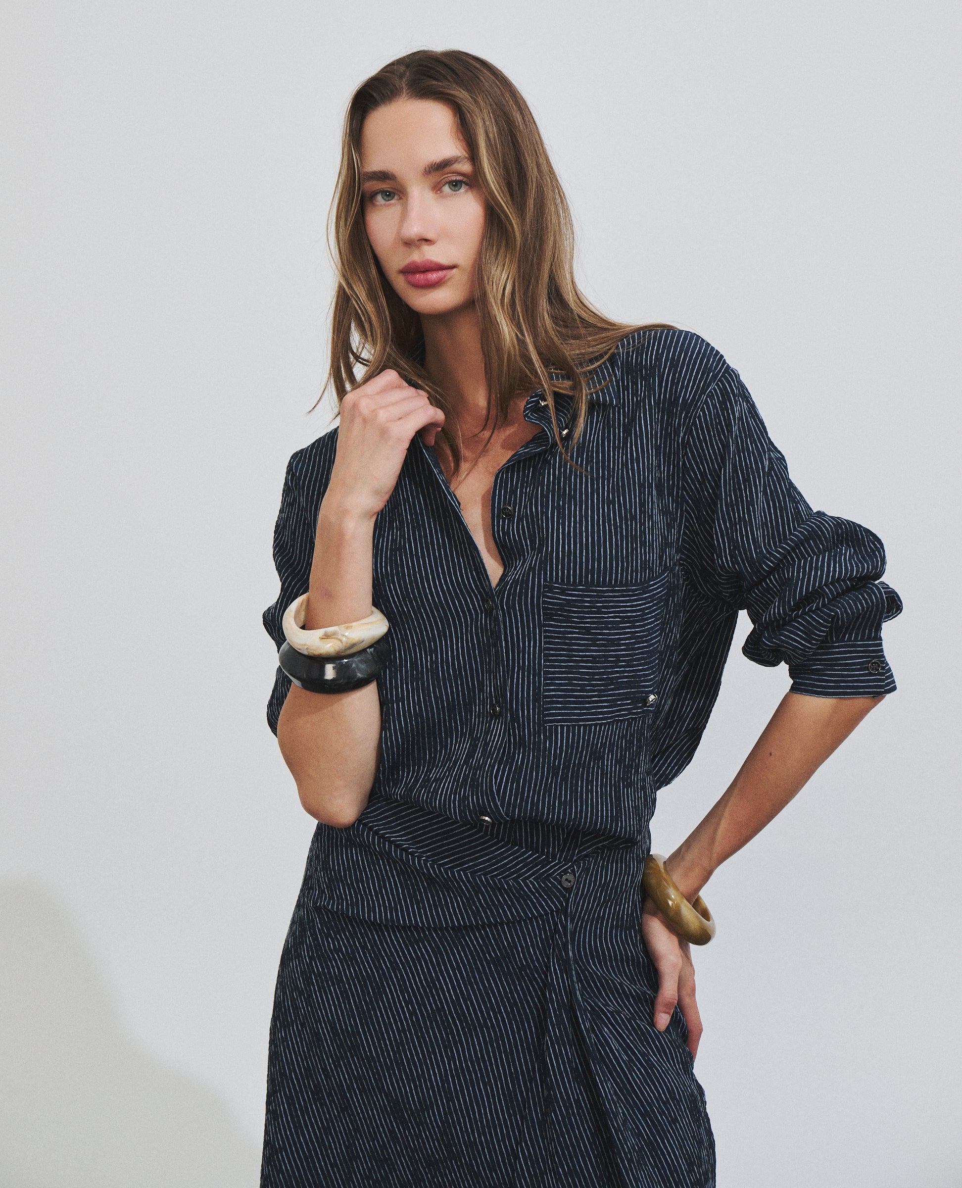 Camisa de rayas marino de Hannibal Laguna — look completo