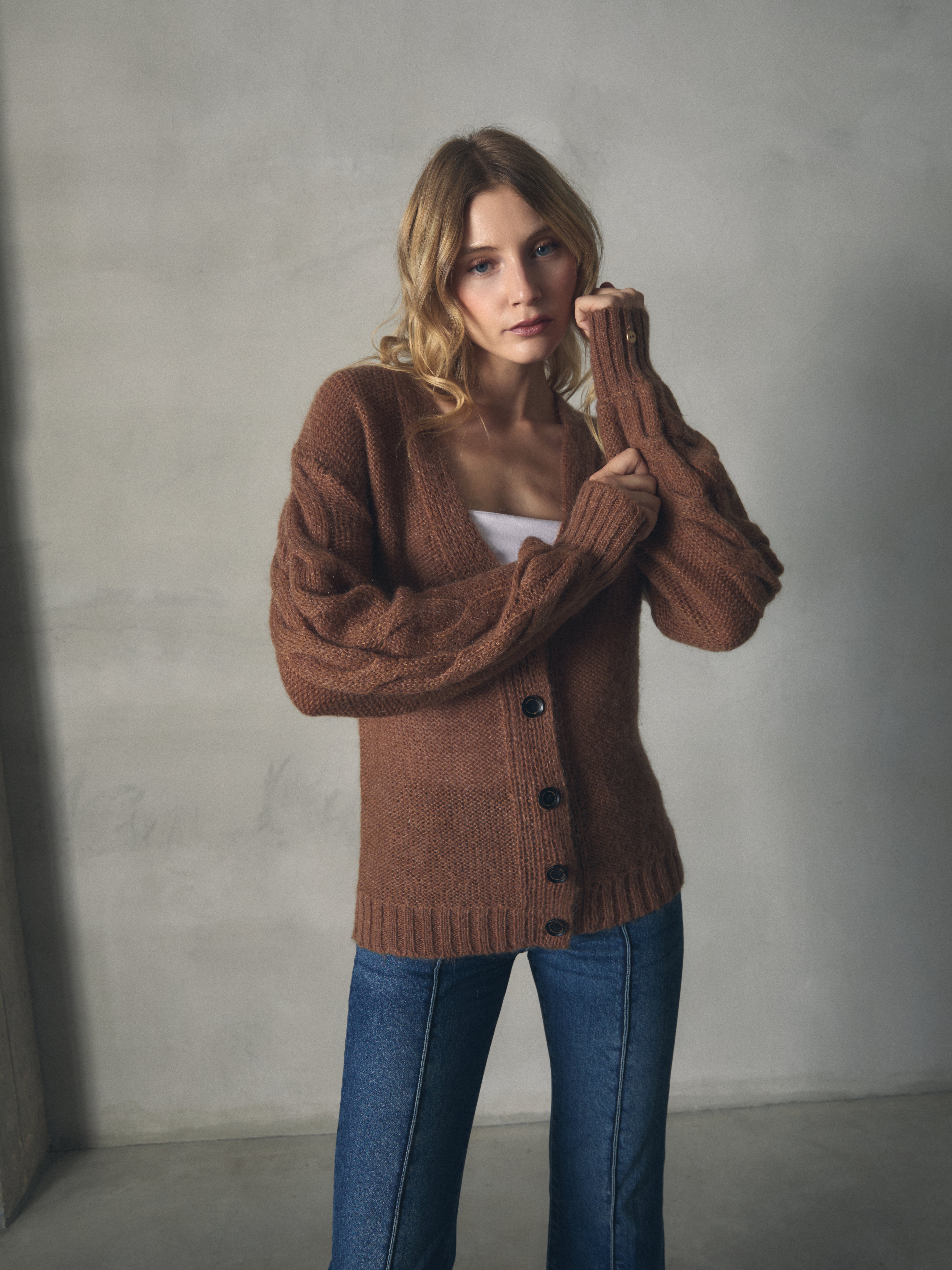 CHAQUETA MOHAIR MANGAS ABULLONADAS