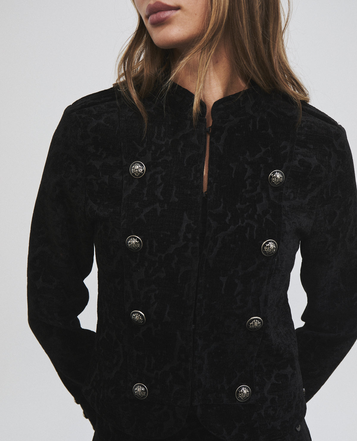 Chaqueta de mujer con botones estilo militar