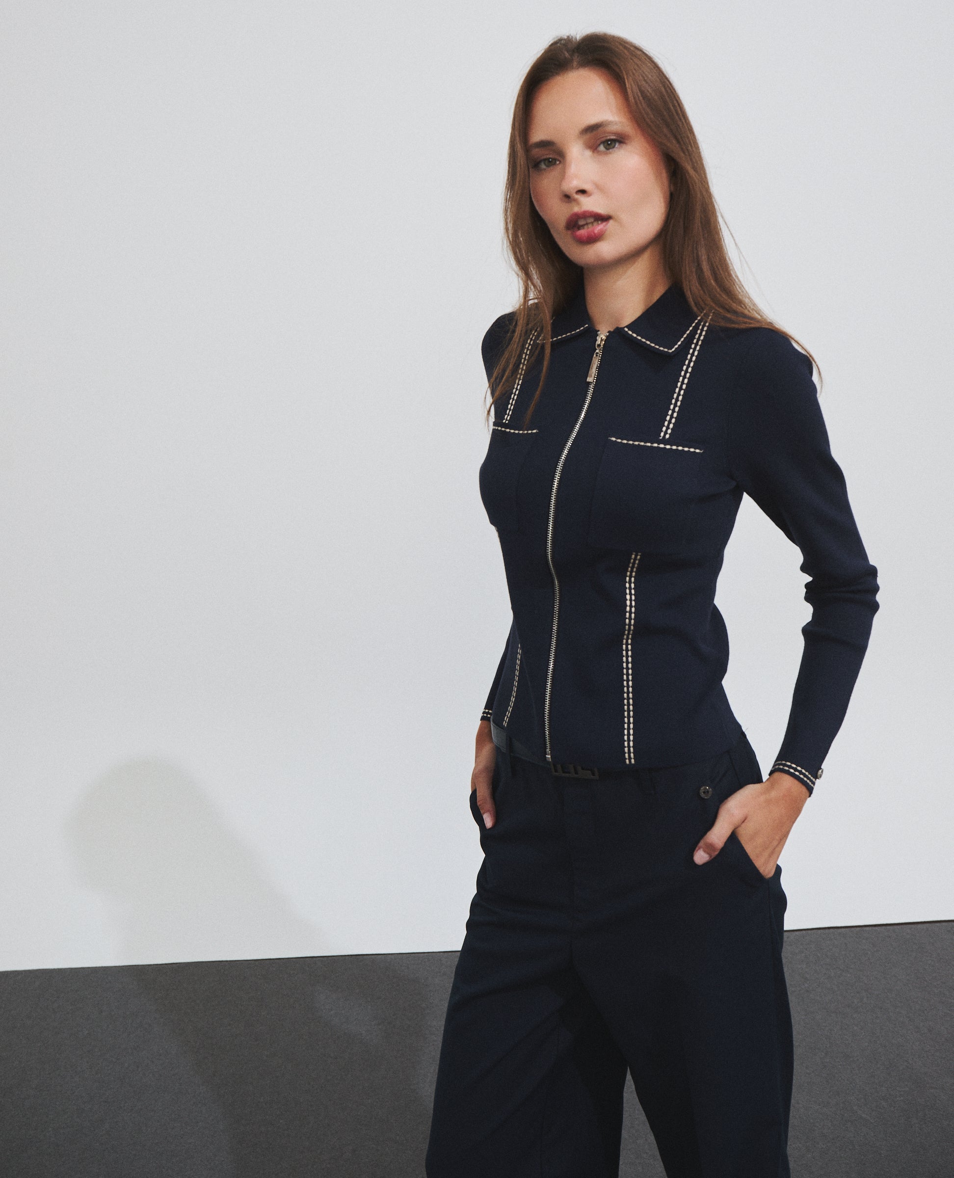 Chaqueta de punto marino con cremallera de Hannibal Laguna — look completo
