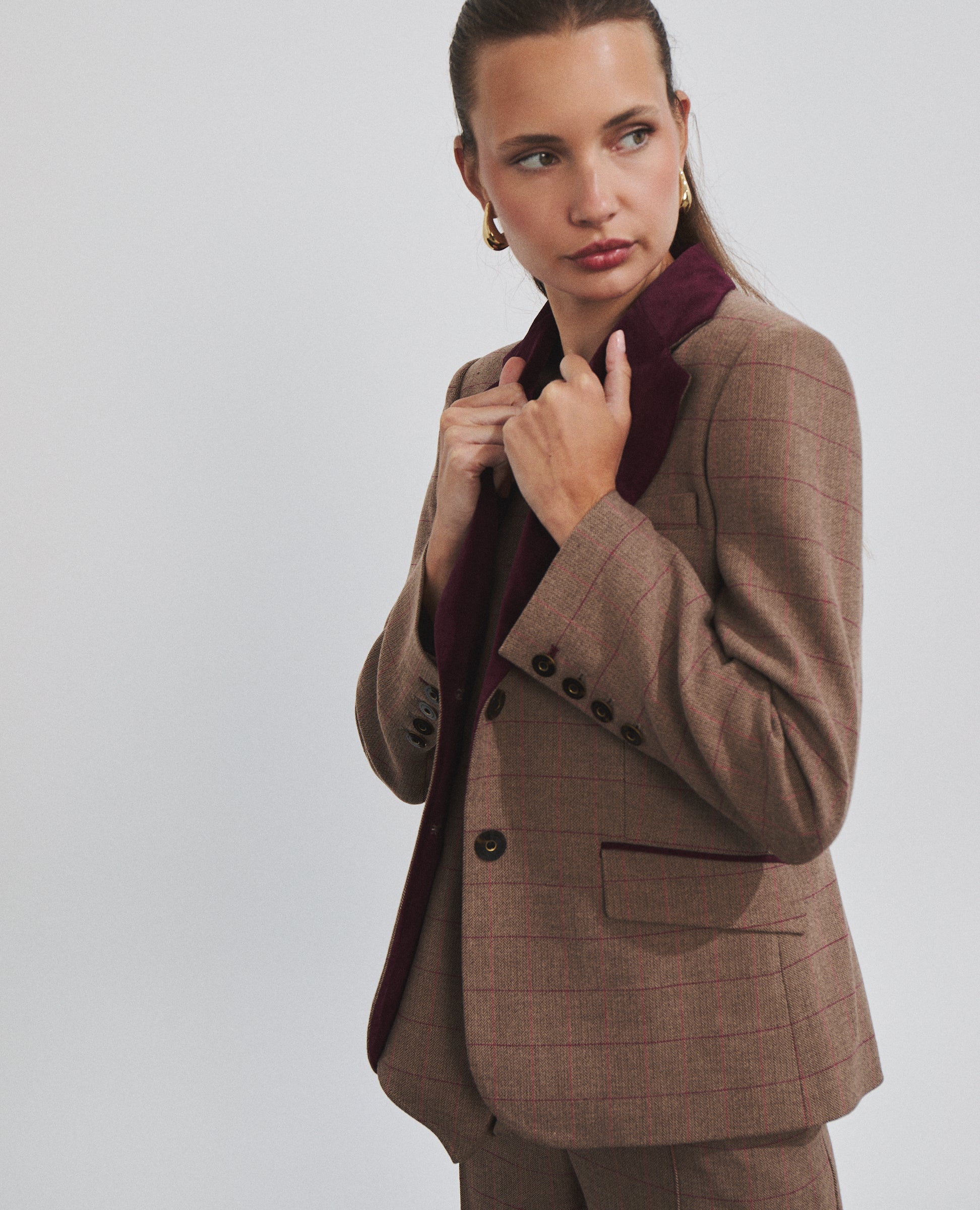 Chaqueta de cuadros marrón de Hannibal Laguna — look completo
