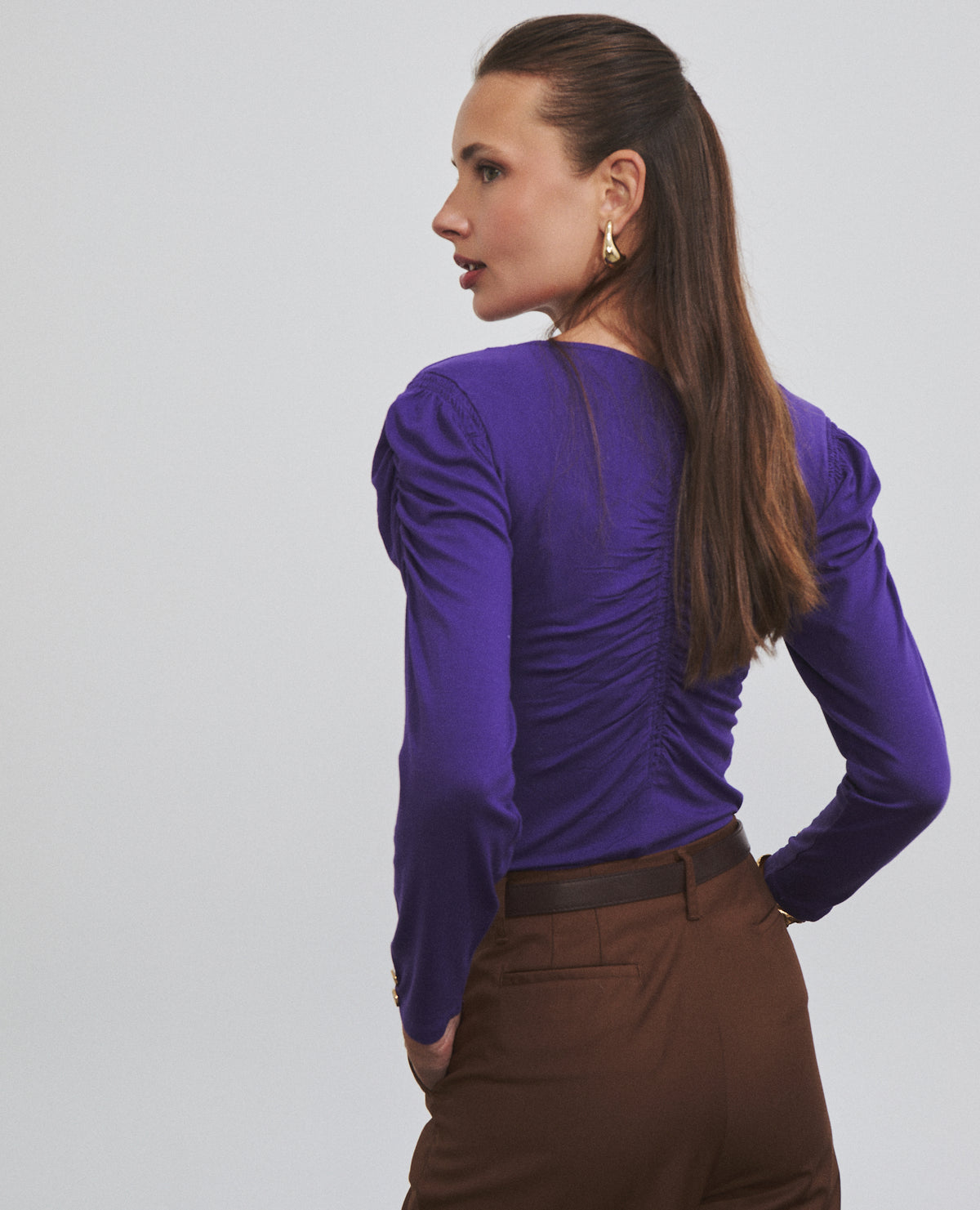 Blusa violeta con mangas abullonadas de Hannibal Laguna — vista de espalda