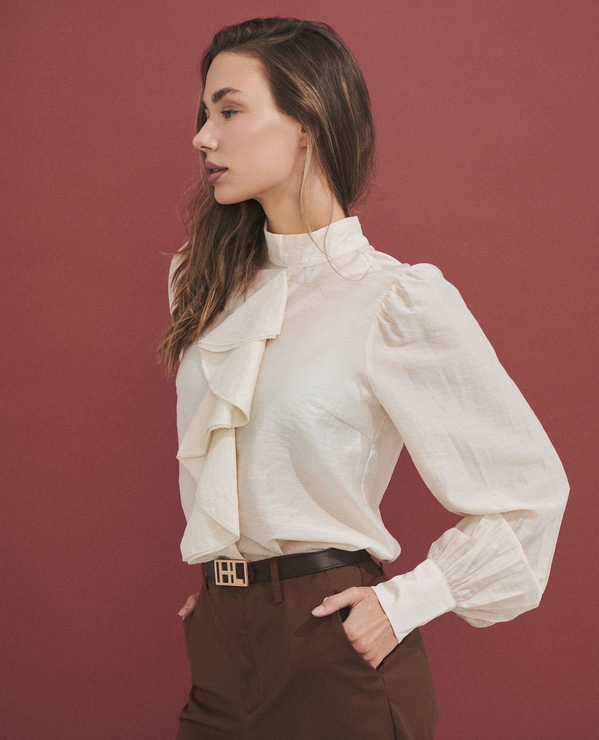 Blusa de mujer con volantes en el delantero