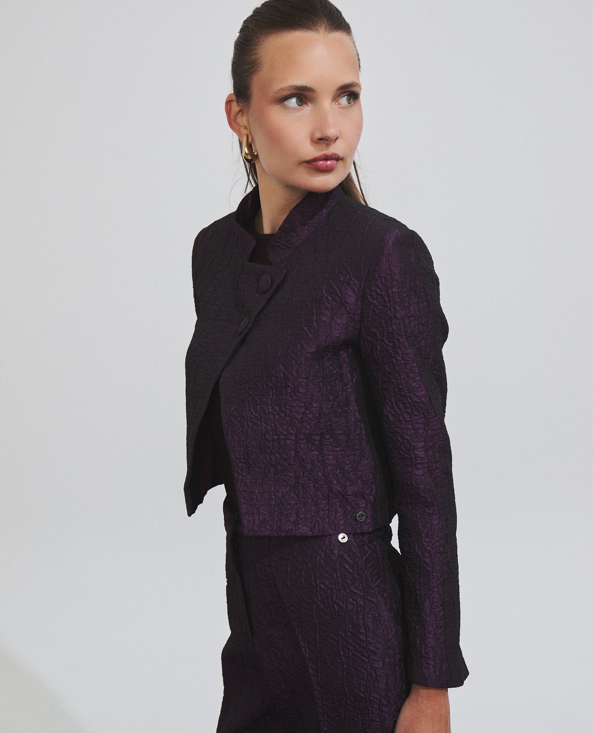 Chaqueta corta cruzada morada de Hannibal Laguna — detalle del cruce