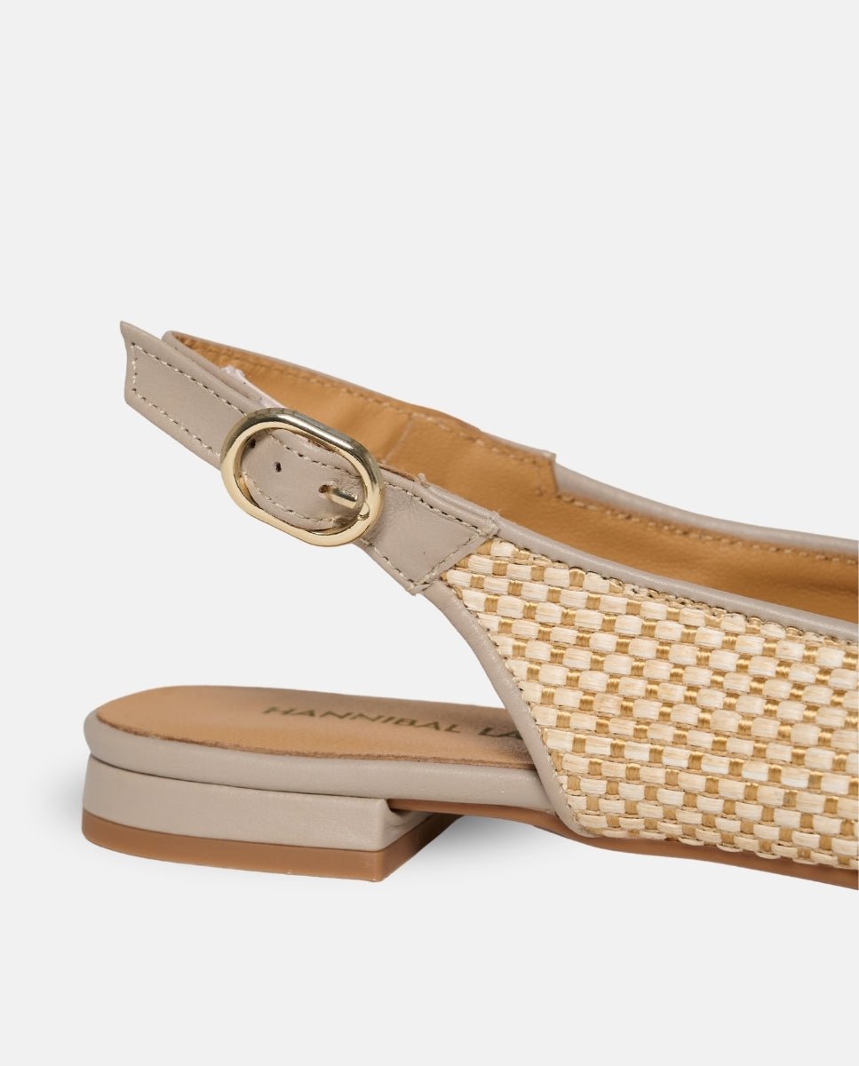 Detalle broche joya escultural sandalia rafia beige — calzado editorial Hannibal Laguna