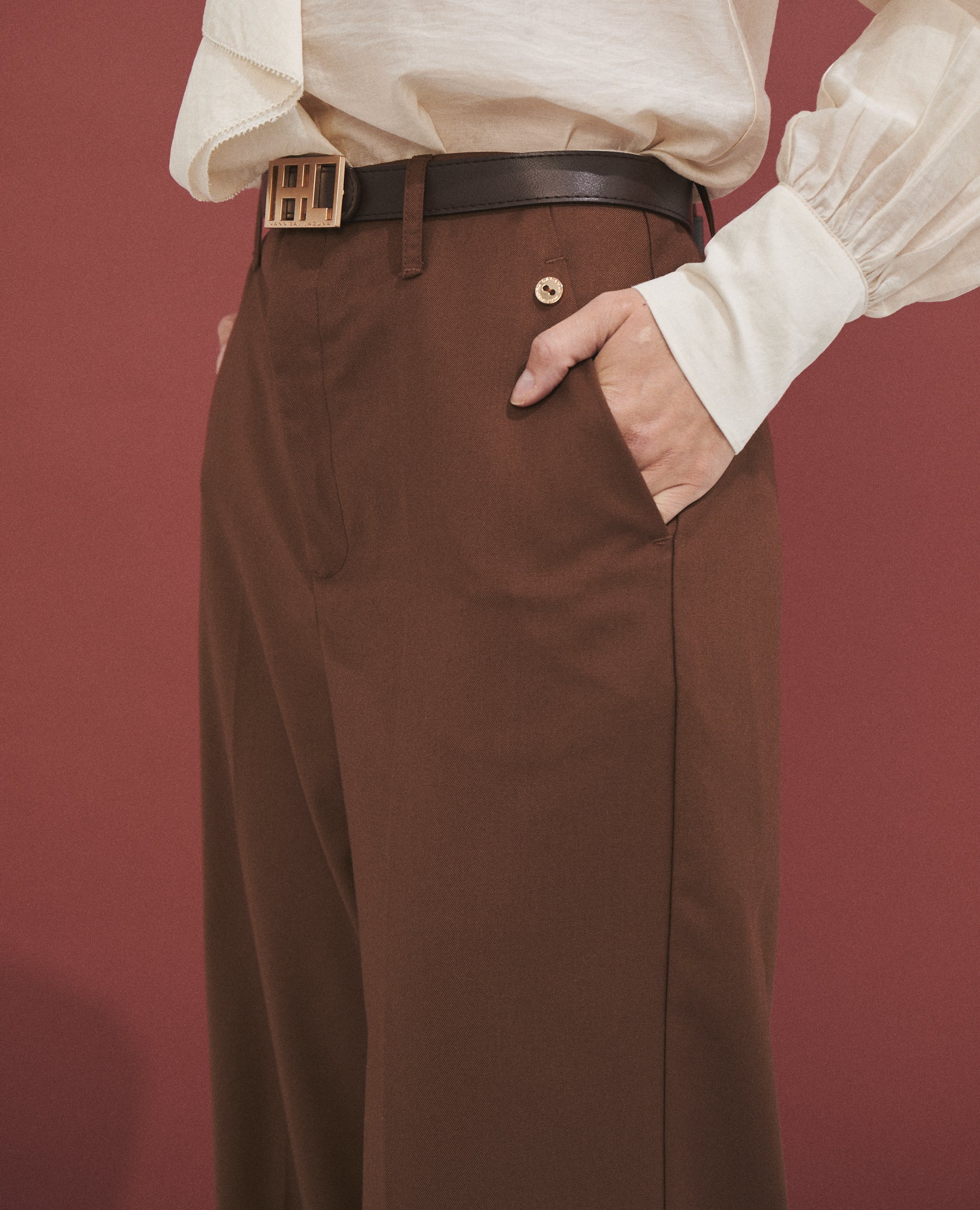 Pantalón ancho caramelo de Hannibal Laguna — vista lateral