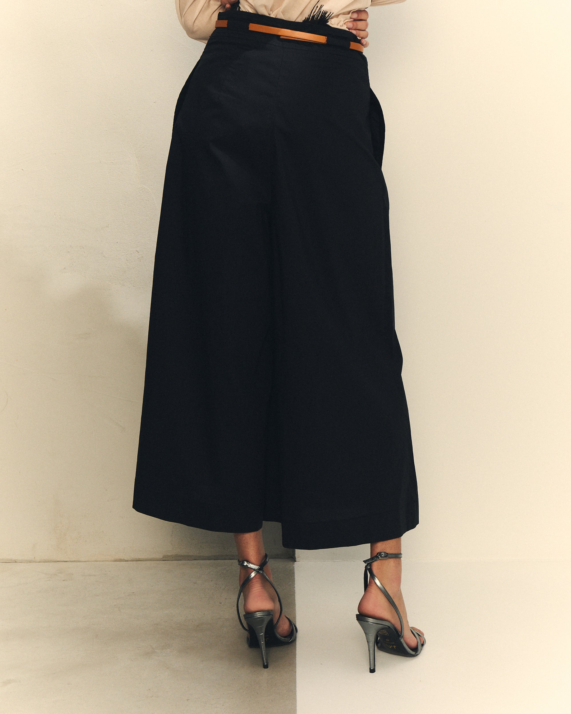 Pantalón popelín negro pieza tailoring — diseño español Hannibal Laguna