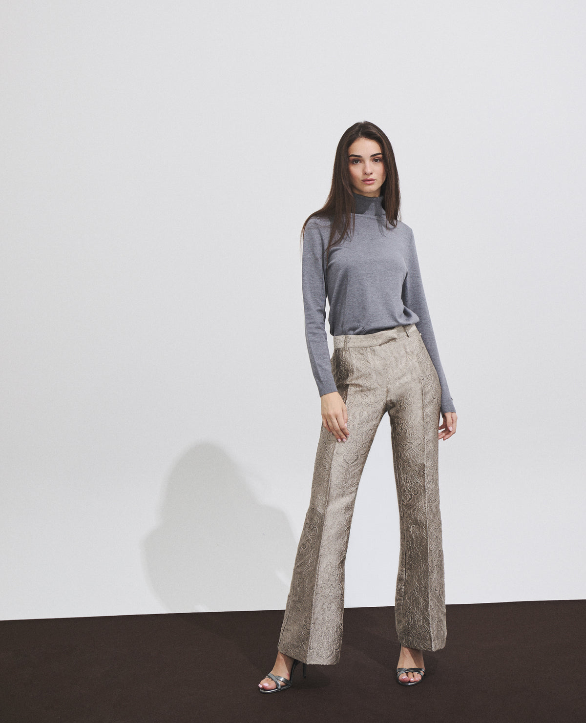 Pantalón de mujer con tejido jacquard y corte campana