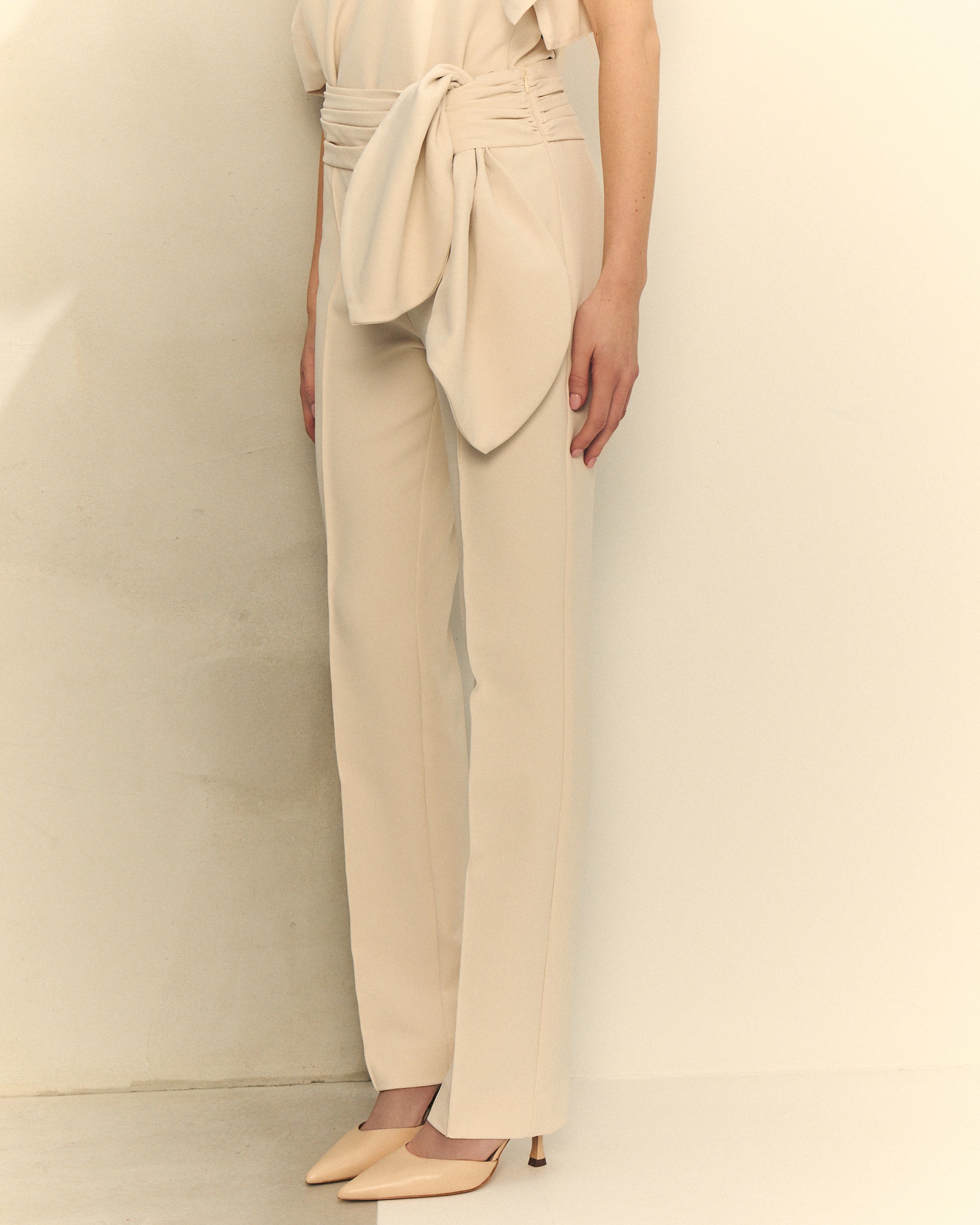 Detalle lazo pantalón elegante crudo — Hannibal Laguna Collection
