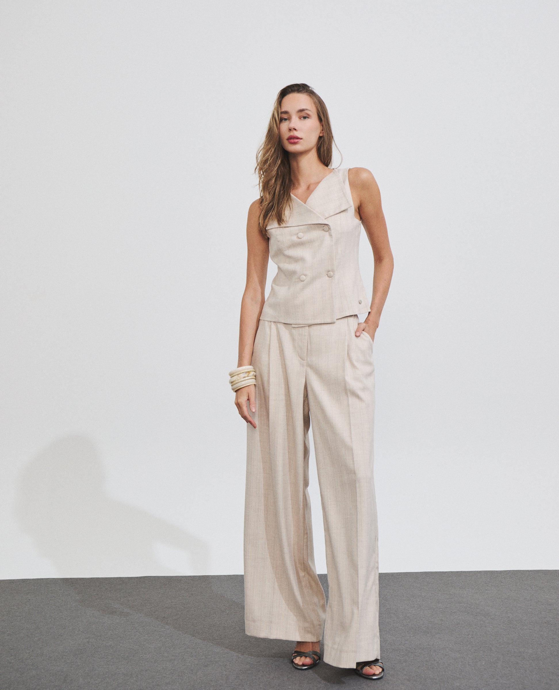 Pantalón de mujer con efecto brillante y corte ancho