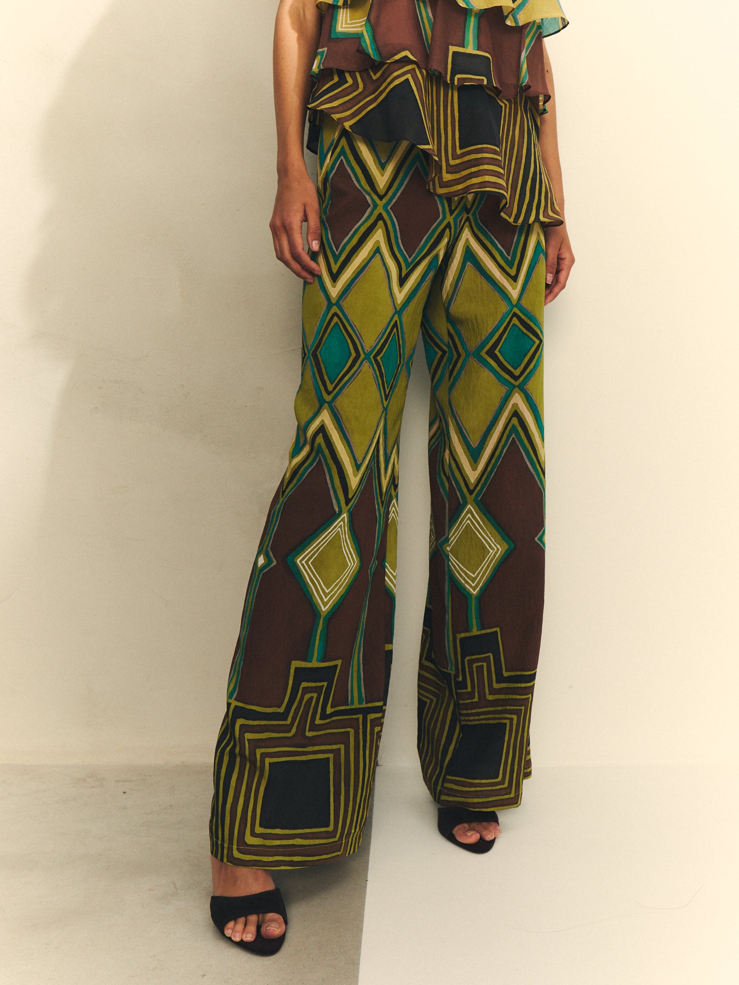 Pantalón estampado geométrico.
