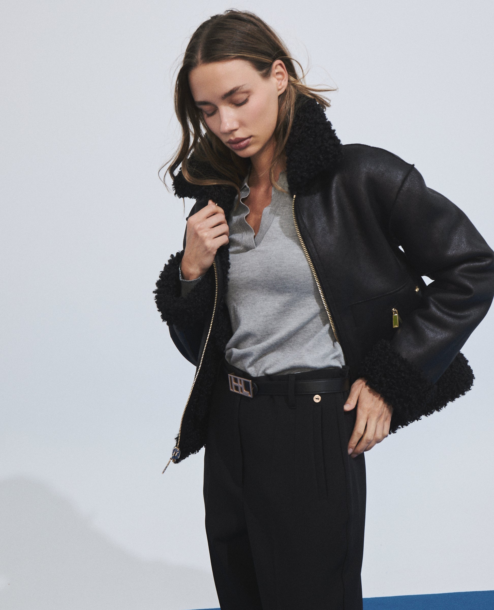 Pantalón slim negro de Hannibal Laguna — vista lateral
