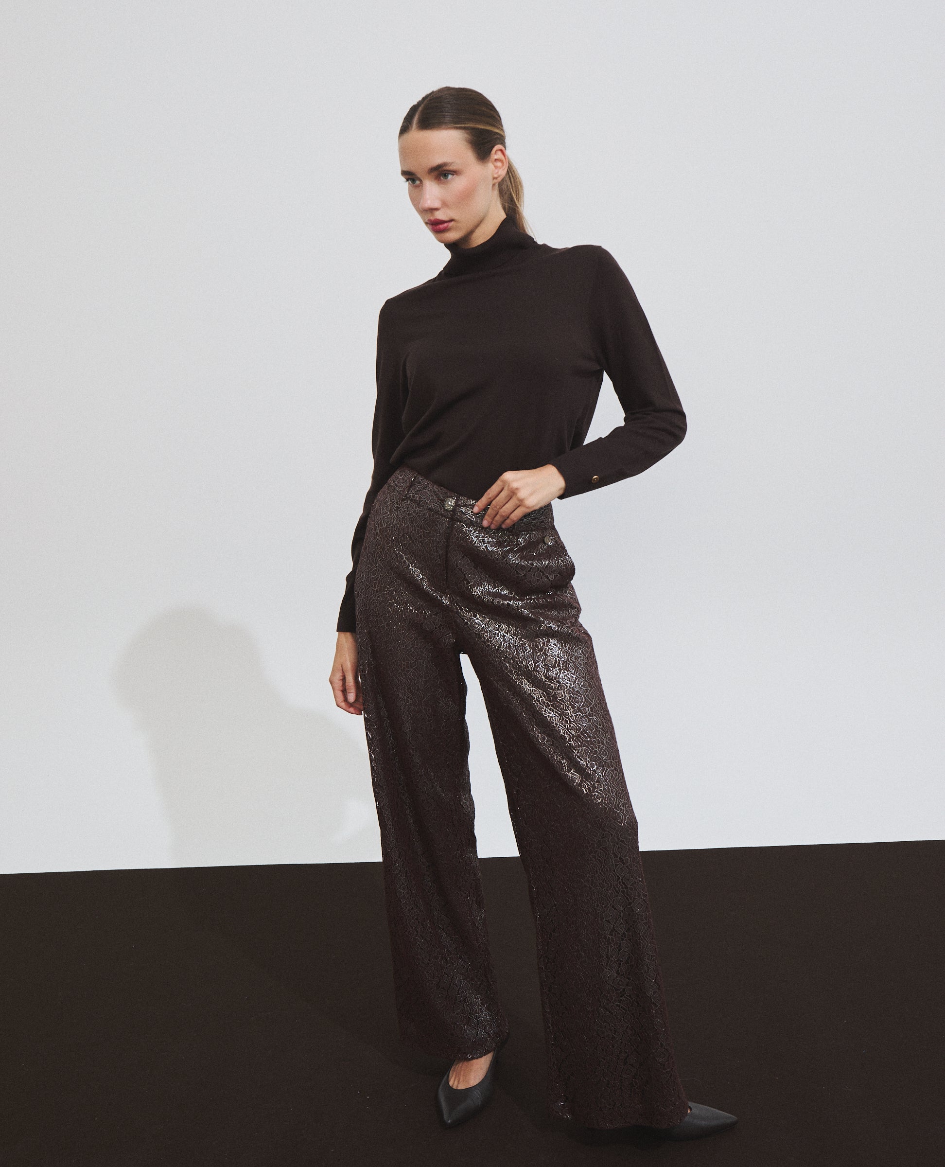 Pantalón de encaje de corte ancho marrón de Hannibal Laguna — vista lateral