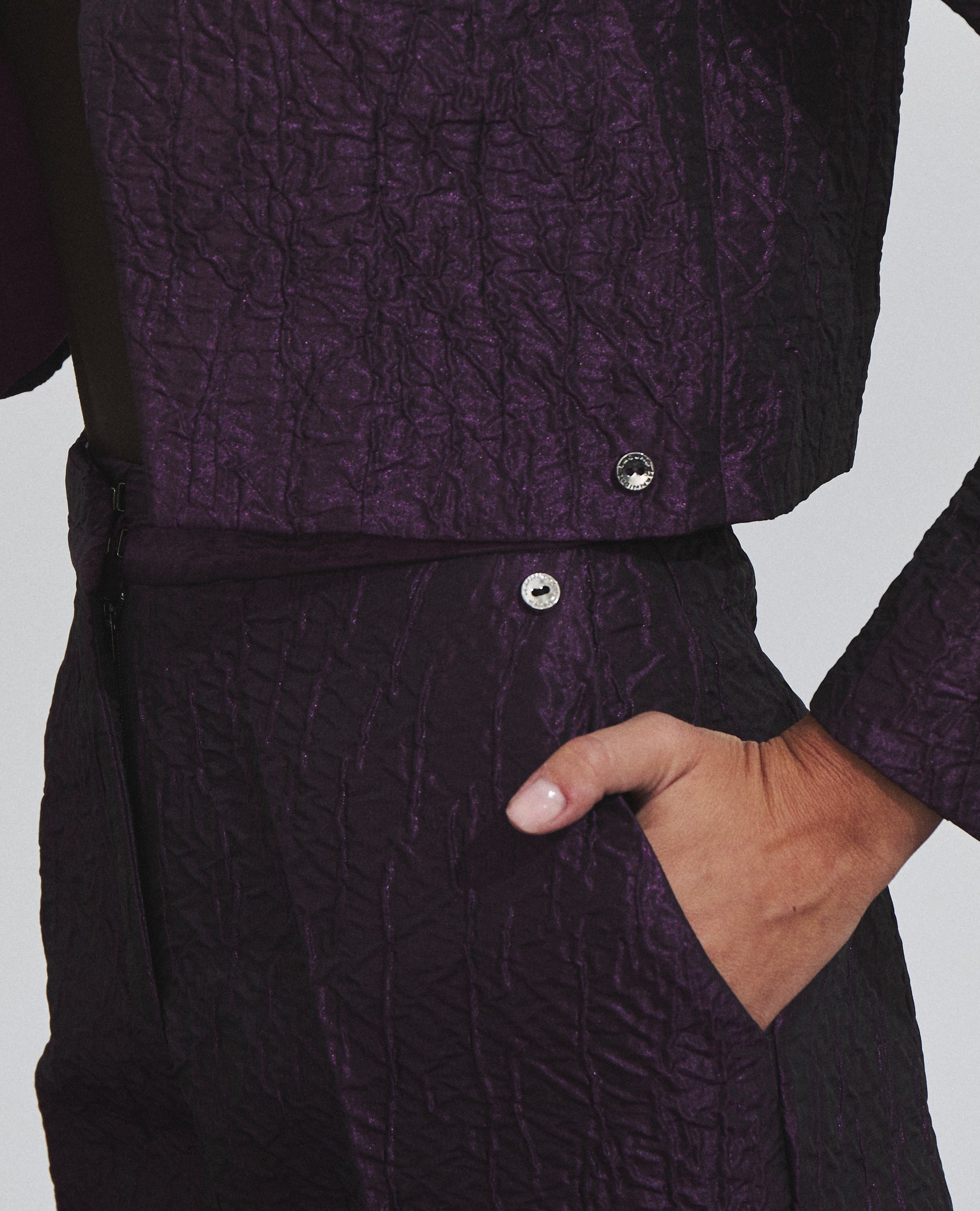 Pantalón jacquard morado de corte campana de Hannibal Laguna — detalle del jacquard