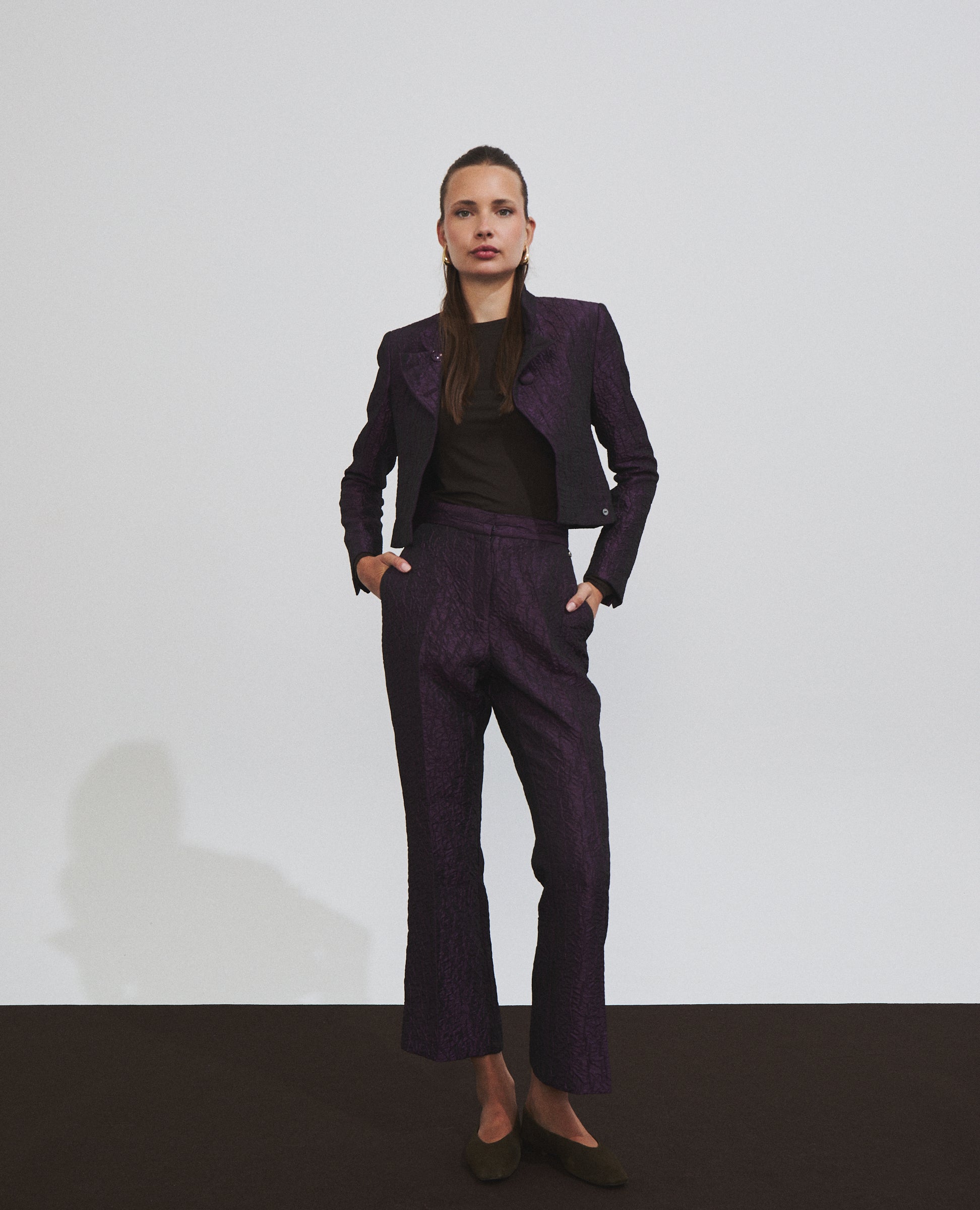 Pantalón jacquard morado de corte campana de Hannibal Laguna — look completo