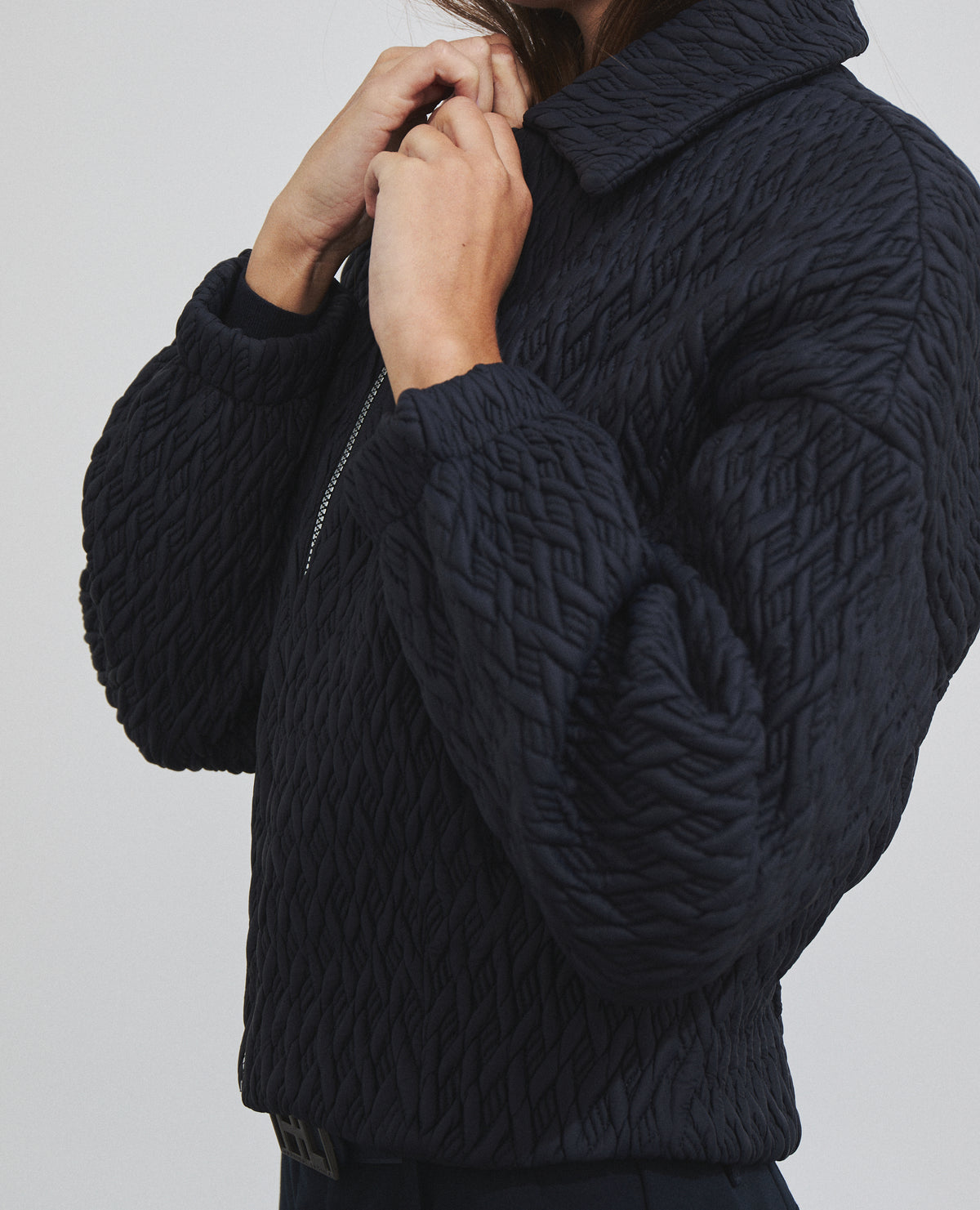 Chaqueta acolchada corta de mujer con tejido acolchado geométrico
