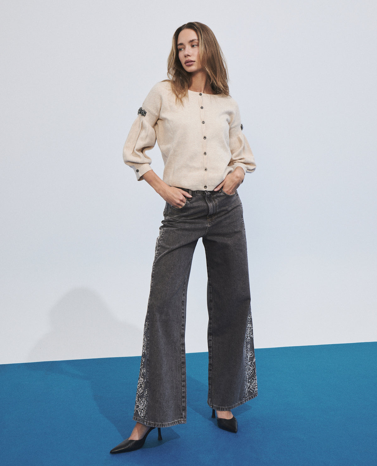 Pantalón vaquero de mujer con bordado