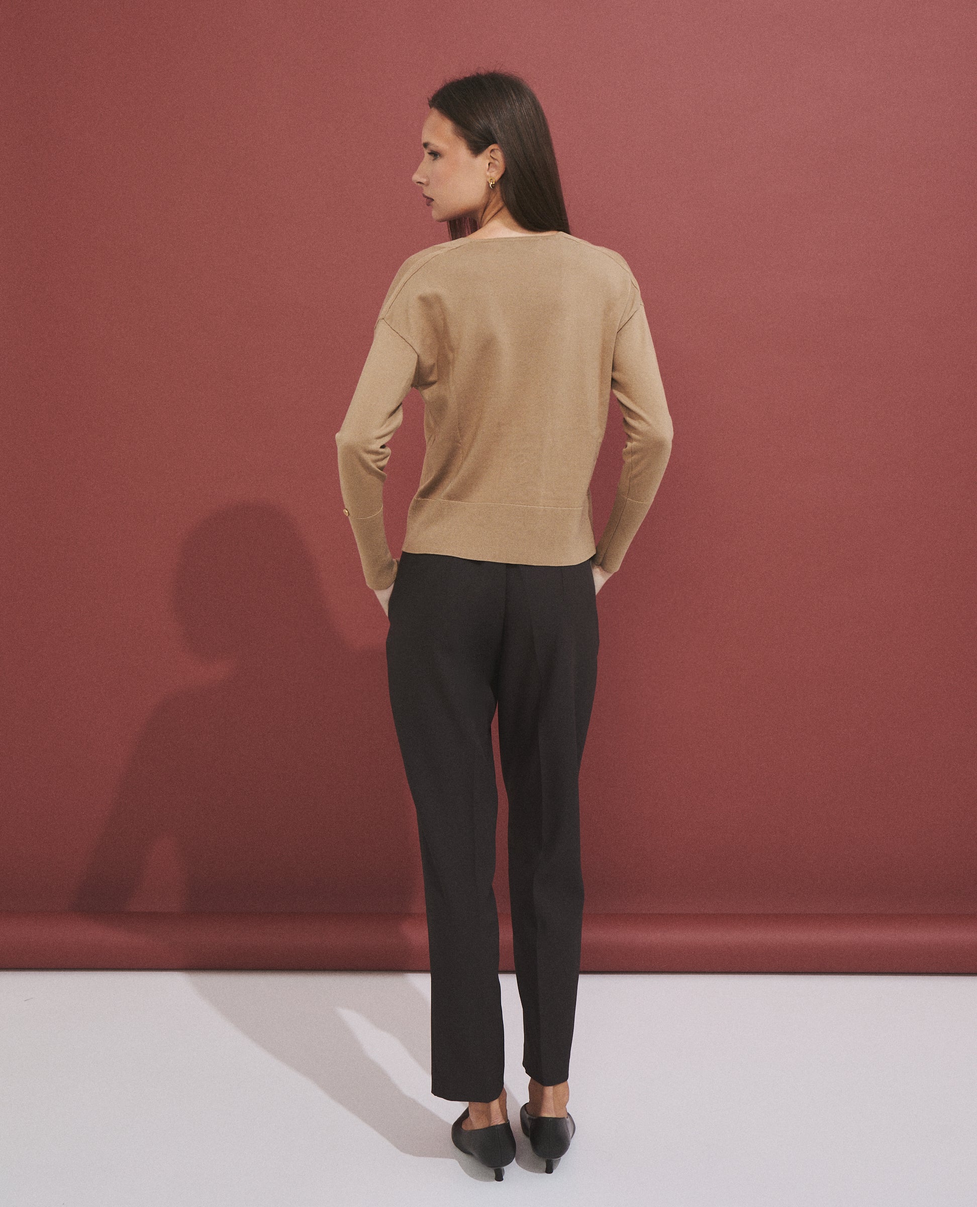 Pantalón slim marrón de Hannibal Laguna — vista de espalda