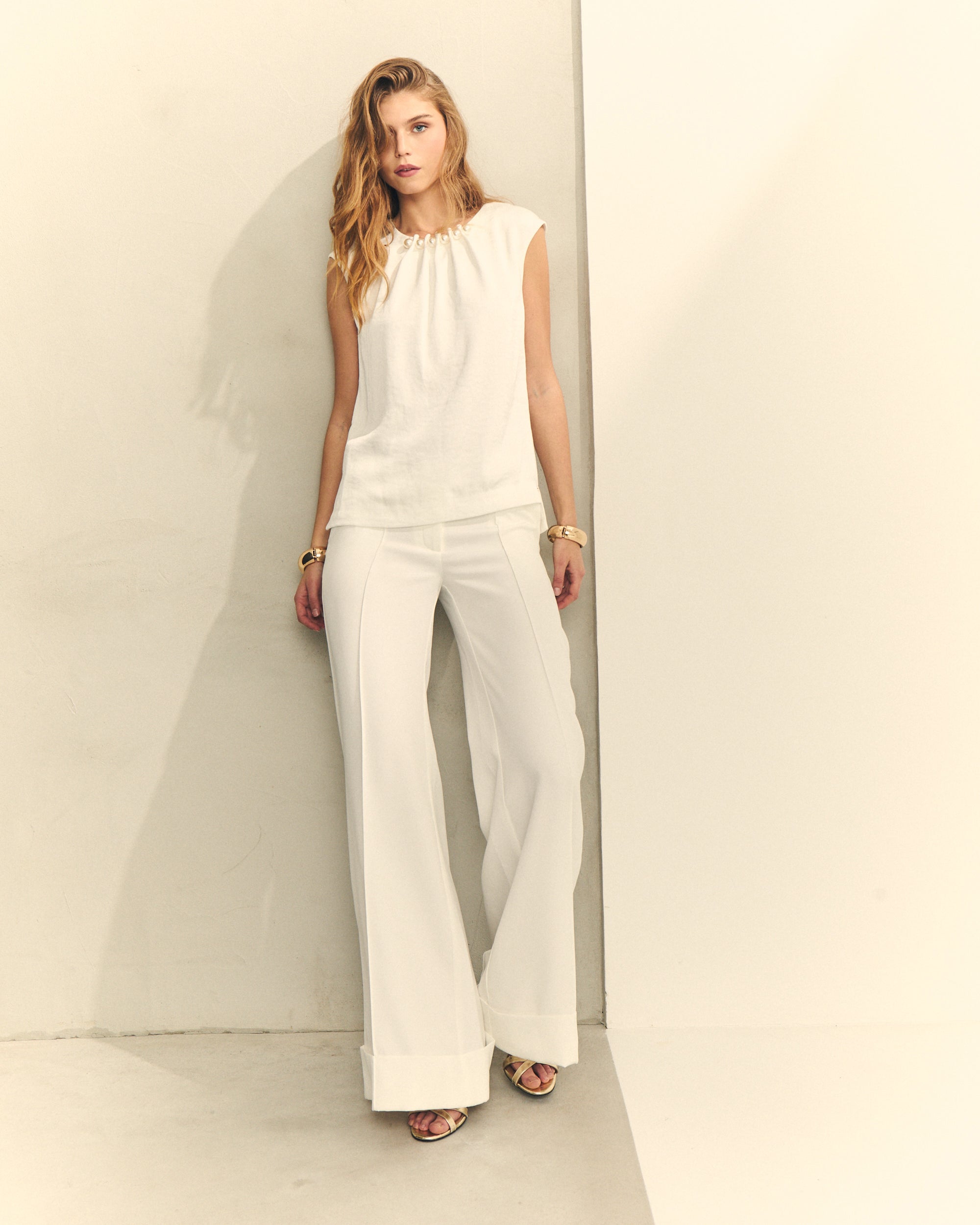 Blusa blanca con perlas para invitada de boda y cocktail — Hannibal Laguna Collection