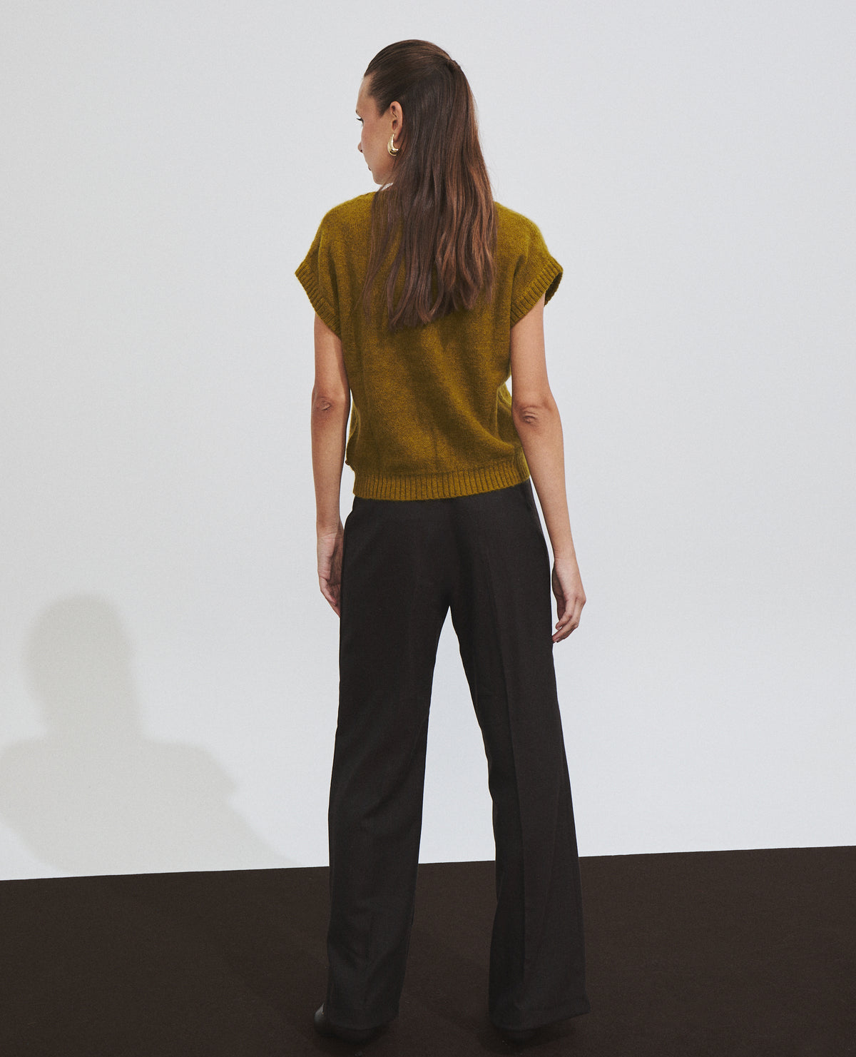 Top de mujer de punto con cuello redondo y logo frontal