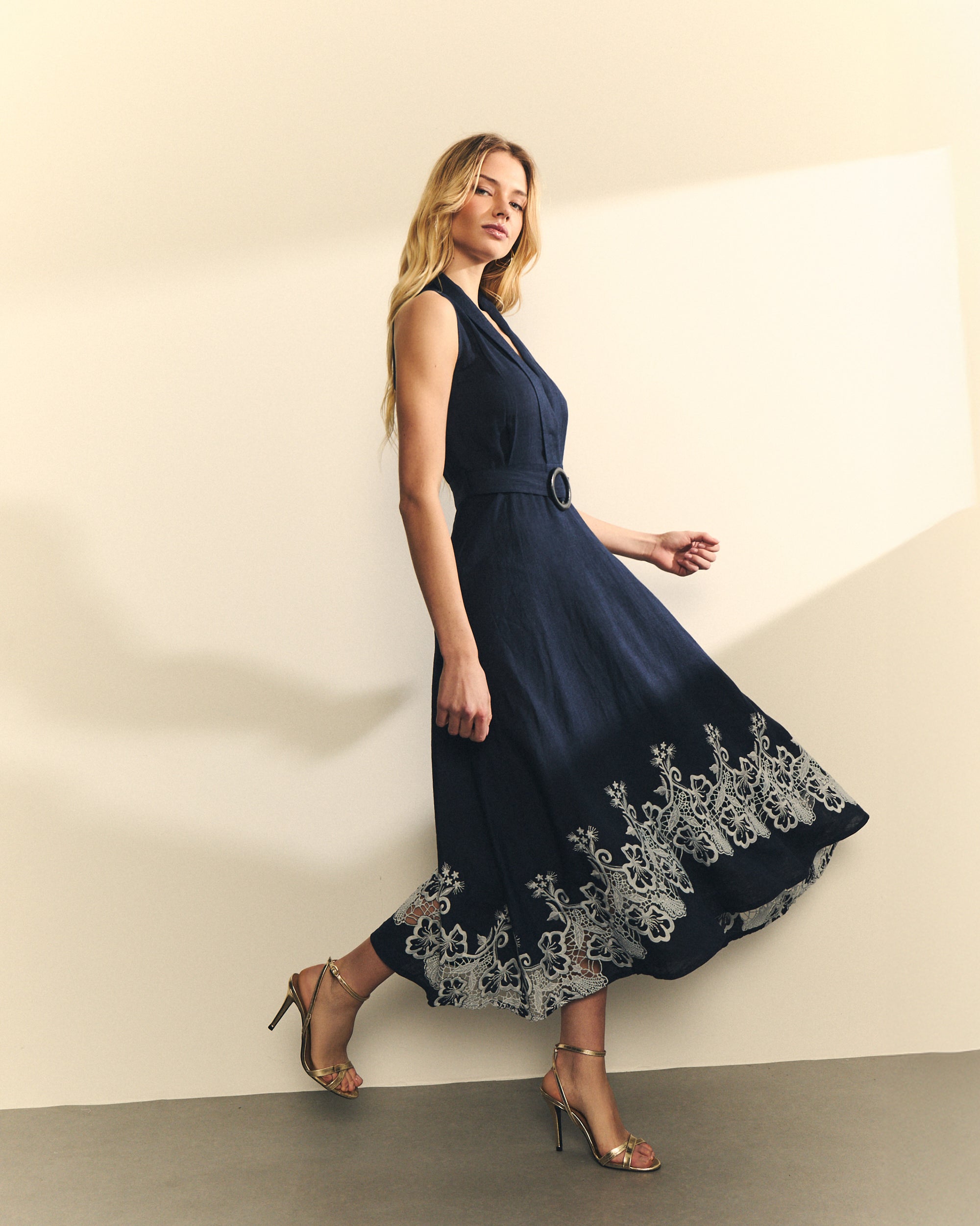 VESTIDO SEM MANGAS BORDADO