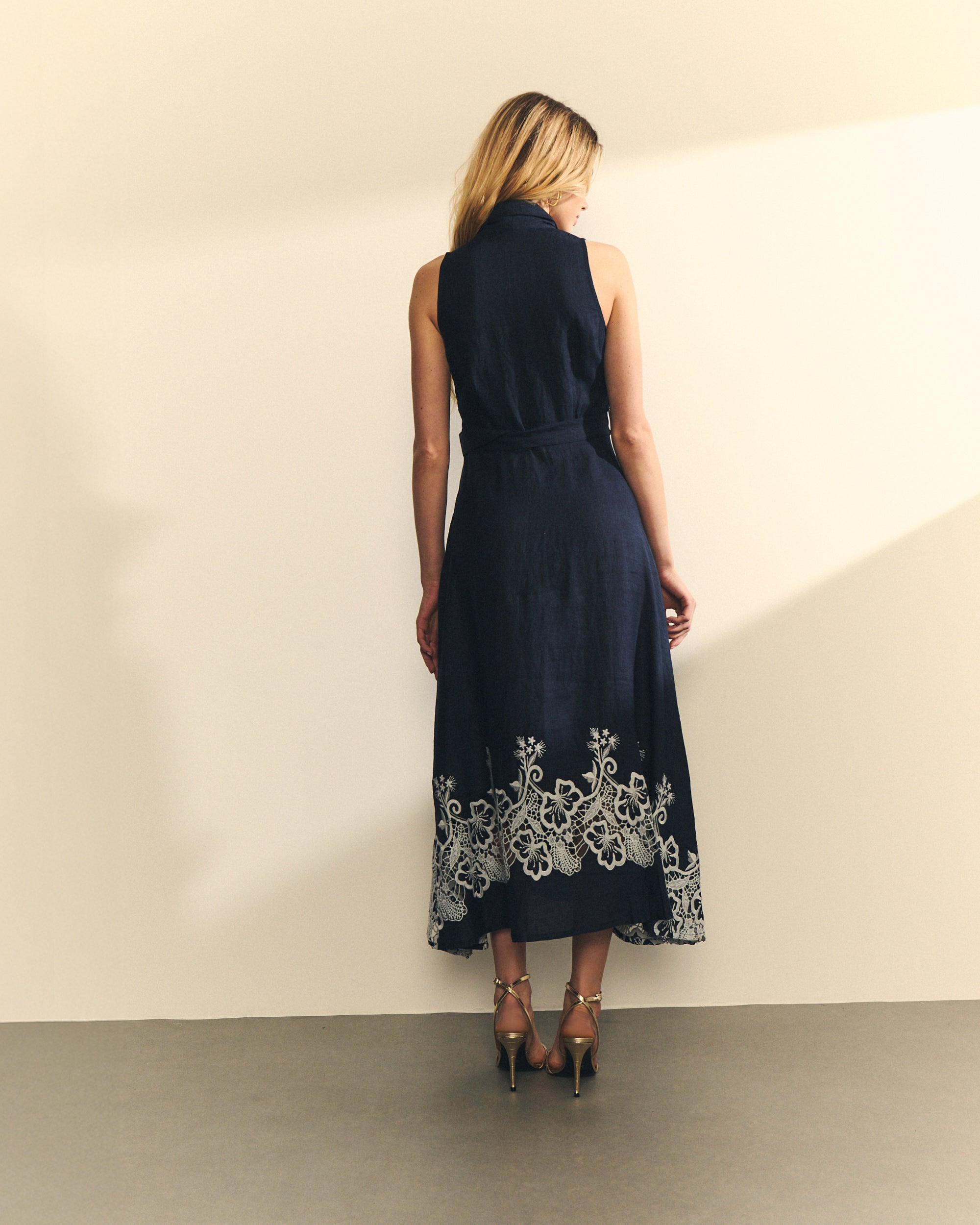 VESTIDO SEM MANGAS BORDADO