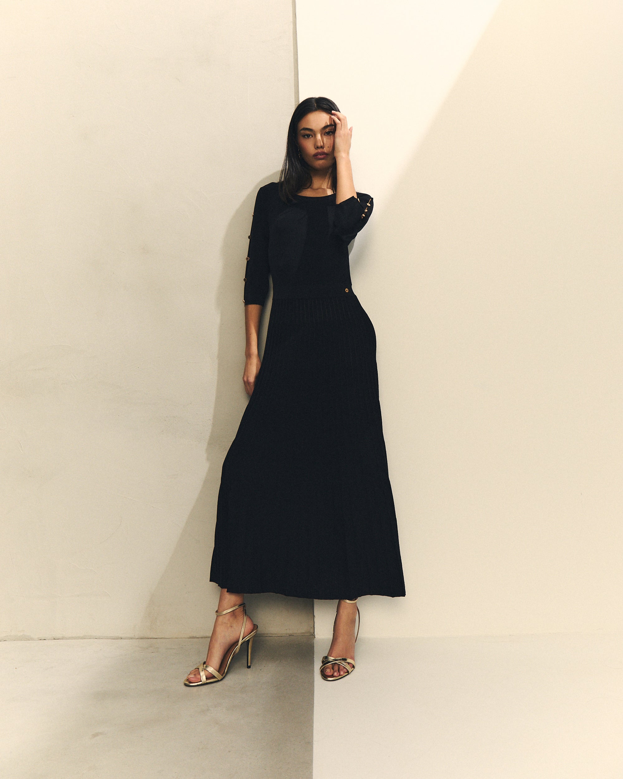 Detalle botones manga vestido midi elegante — Hannibal Laguna Collection