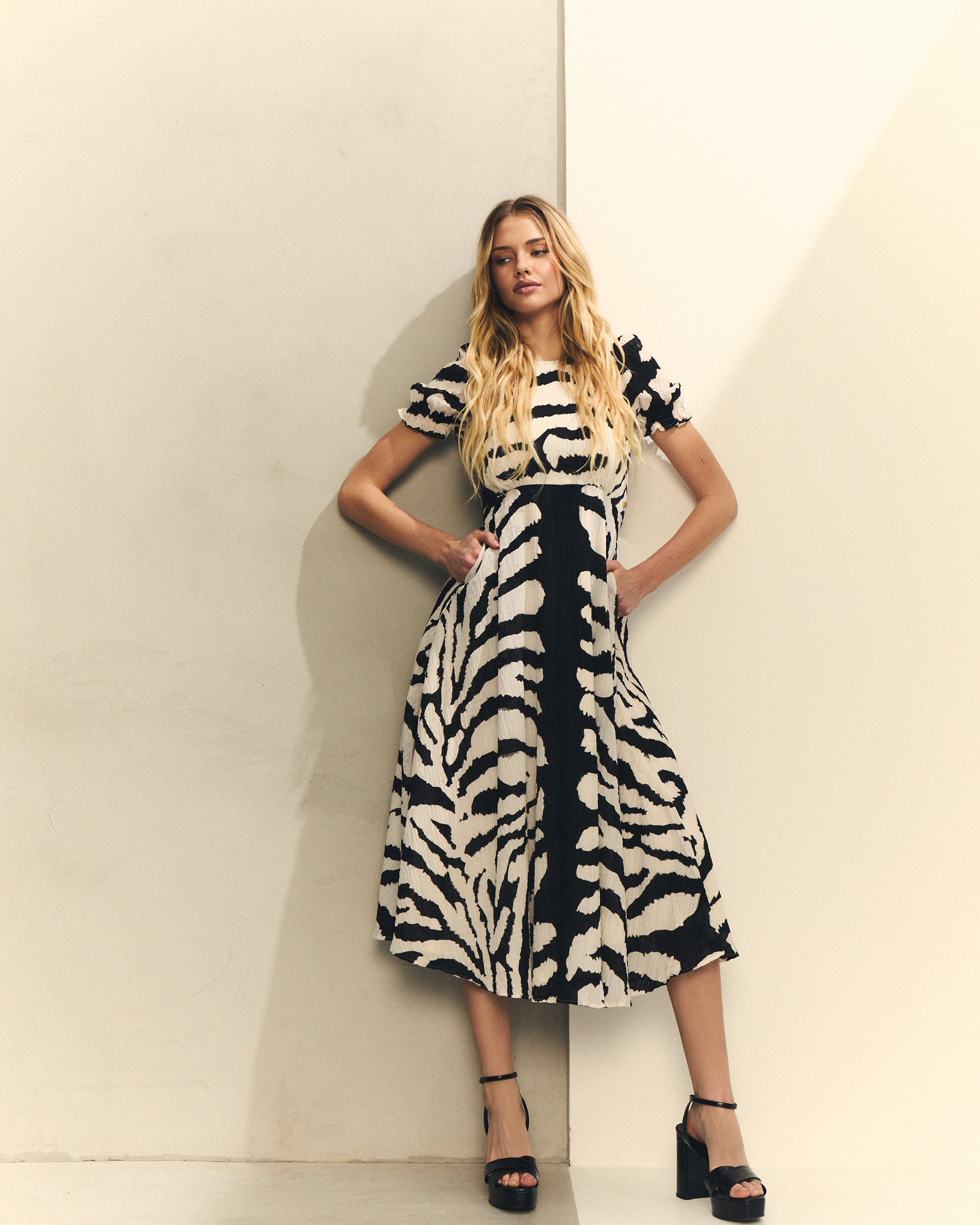 Vestido estampado cebra manga corta mujer elegante — Hannibal Laguna Collection SS26