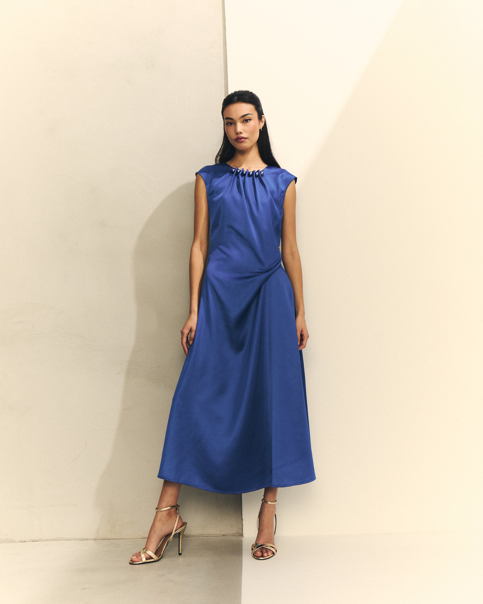 VESTIDO ESCOTE CON ADORNO PERLAS