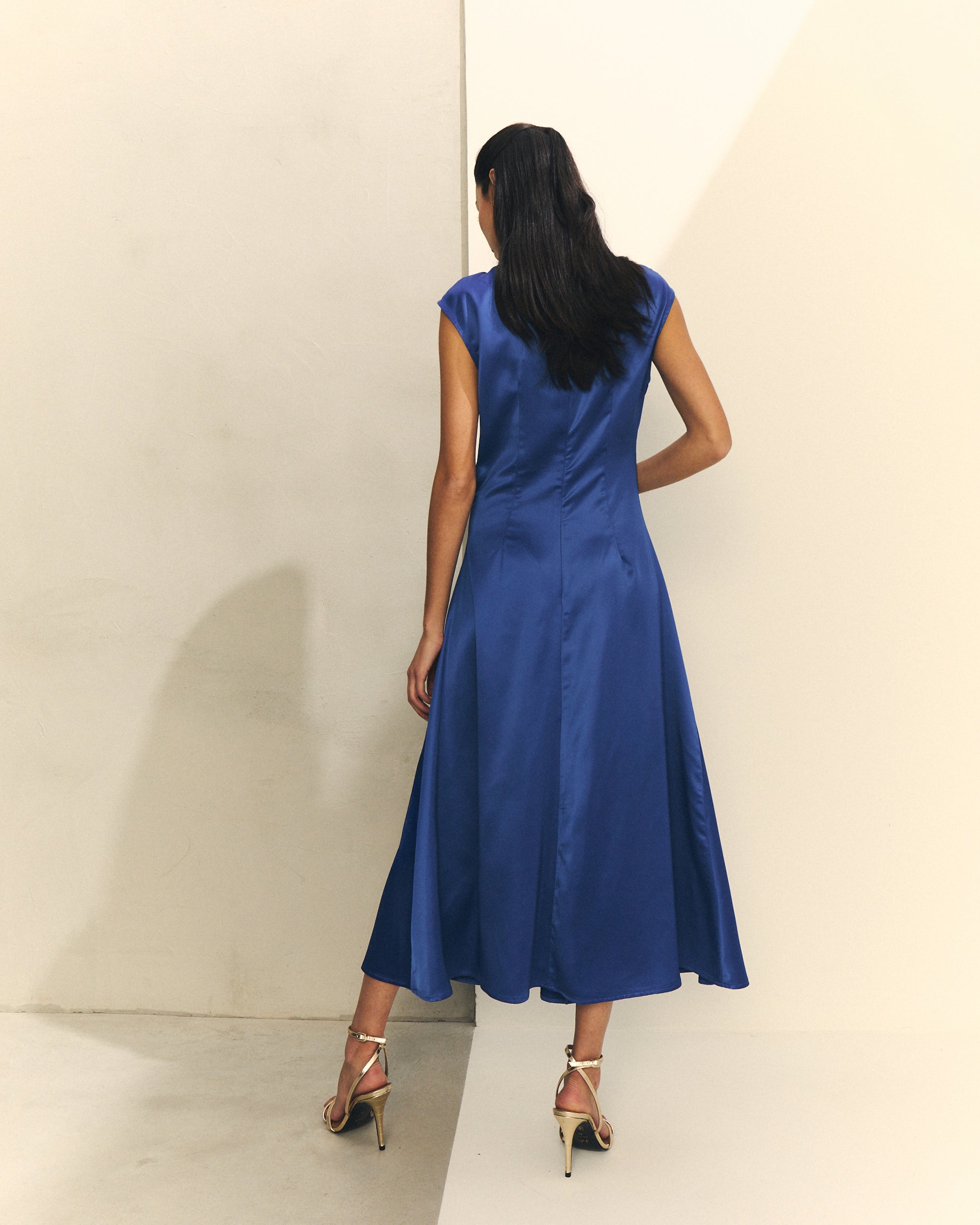 VESTIDO ESCOTE CON ADORNO PERLAS