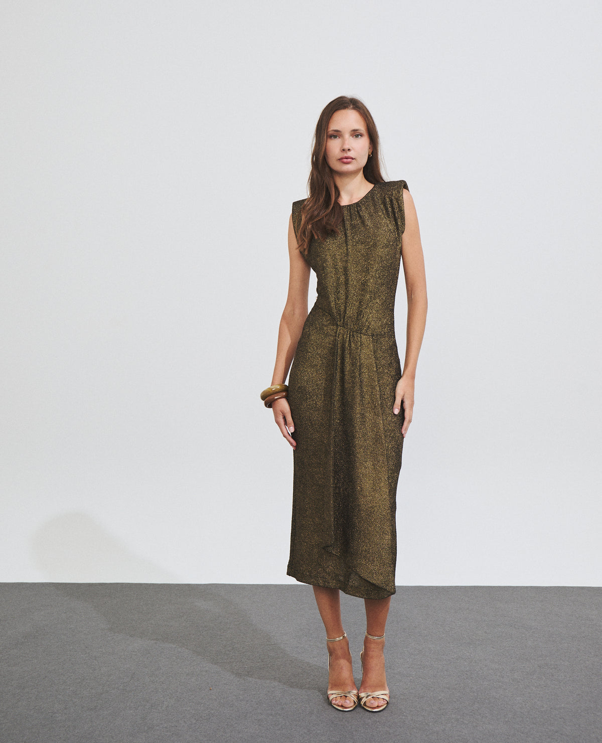 Vestido largo drapeado con cuello alto