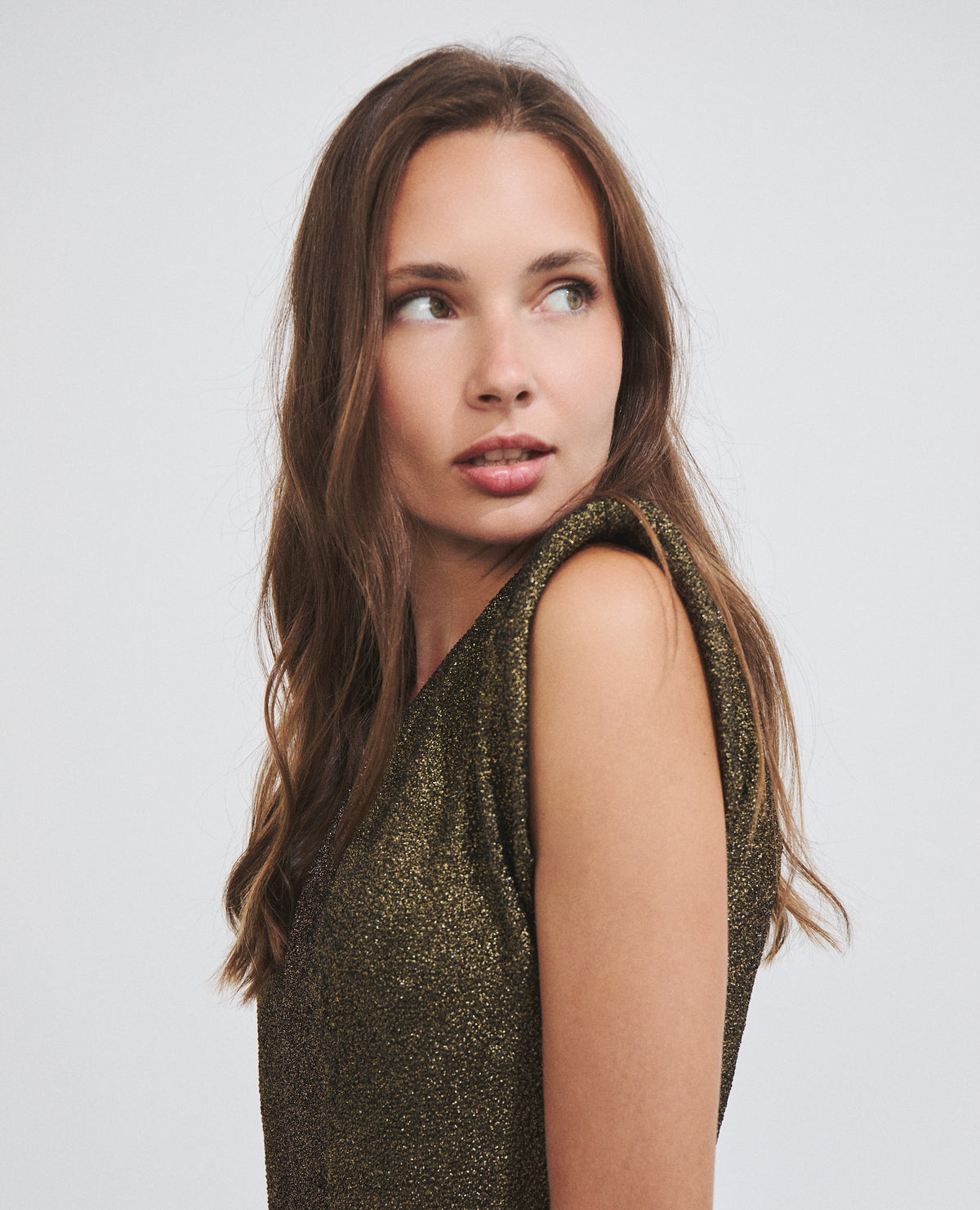 Vestido largo drapeado con cuello alto
