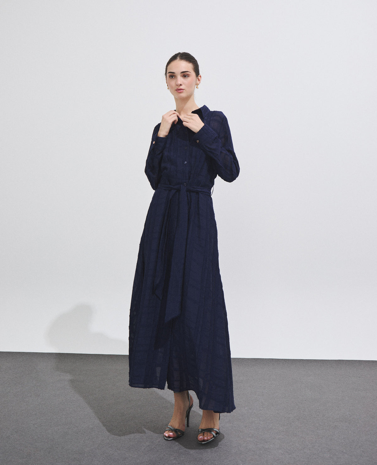 Vestido camisero largo con cinturón